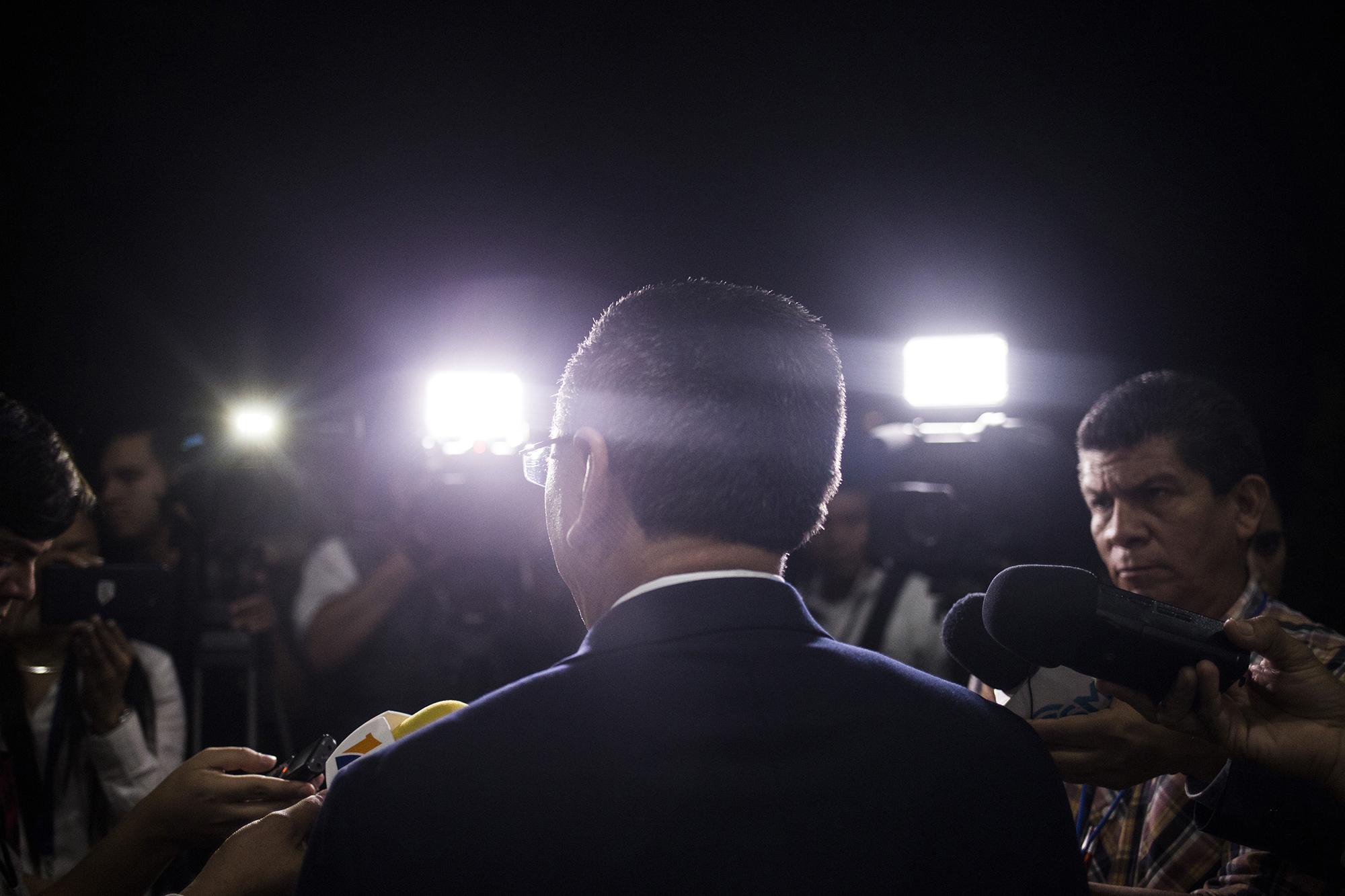Douglas Meléndez durante entrevista con diputados de la sub comisión, que eligió a Raúl Melara como próximo fiscal general de la República. Imagen del jueves 22 de noviembre, en el Centro Cultural Legislativo, en San Salvador. Foto de El Faro: Víctor Peña.