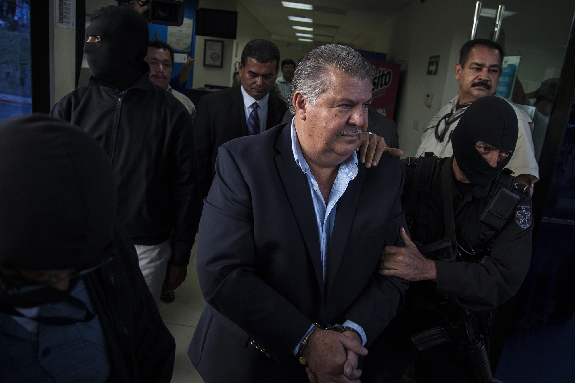Captura del empresario Enrique Rais, ahora prófugo de la justicia. Fiscalía General, en Santa Elena. 22 de agosto de 2016. Foto de El Faro: Víctor Peña.