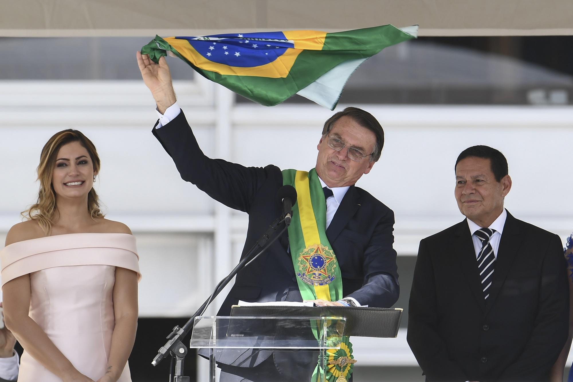 Jair Bolsonaro, presidente de Brasil, junto a su esposa, Michelle Bolsonaro, y el vicepresidente Hamilton Mourao. Foto Evaristo Sa (AFP).