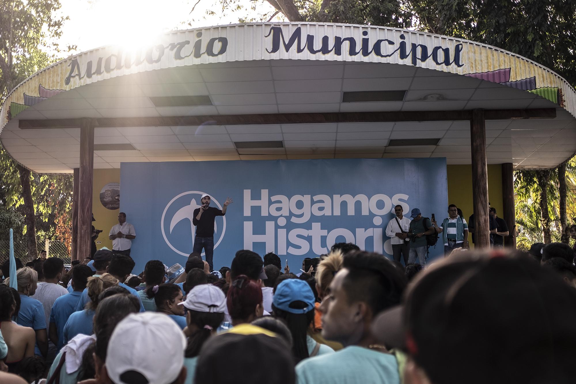 Nayib Bukele celebró un mitin junto a representantes del partido Gana, en el municipio de San Luis Talpa, departamento de La Paz, este sábado 5 de enero. En el lugar, centenares de personas se aglutinaron para escuchar, por más de una hora, las promesas del candidato a la presidencia. Foto: Carlos Barrera