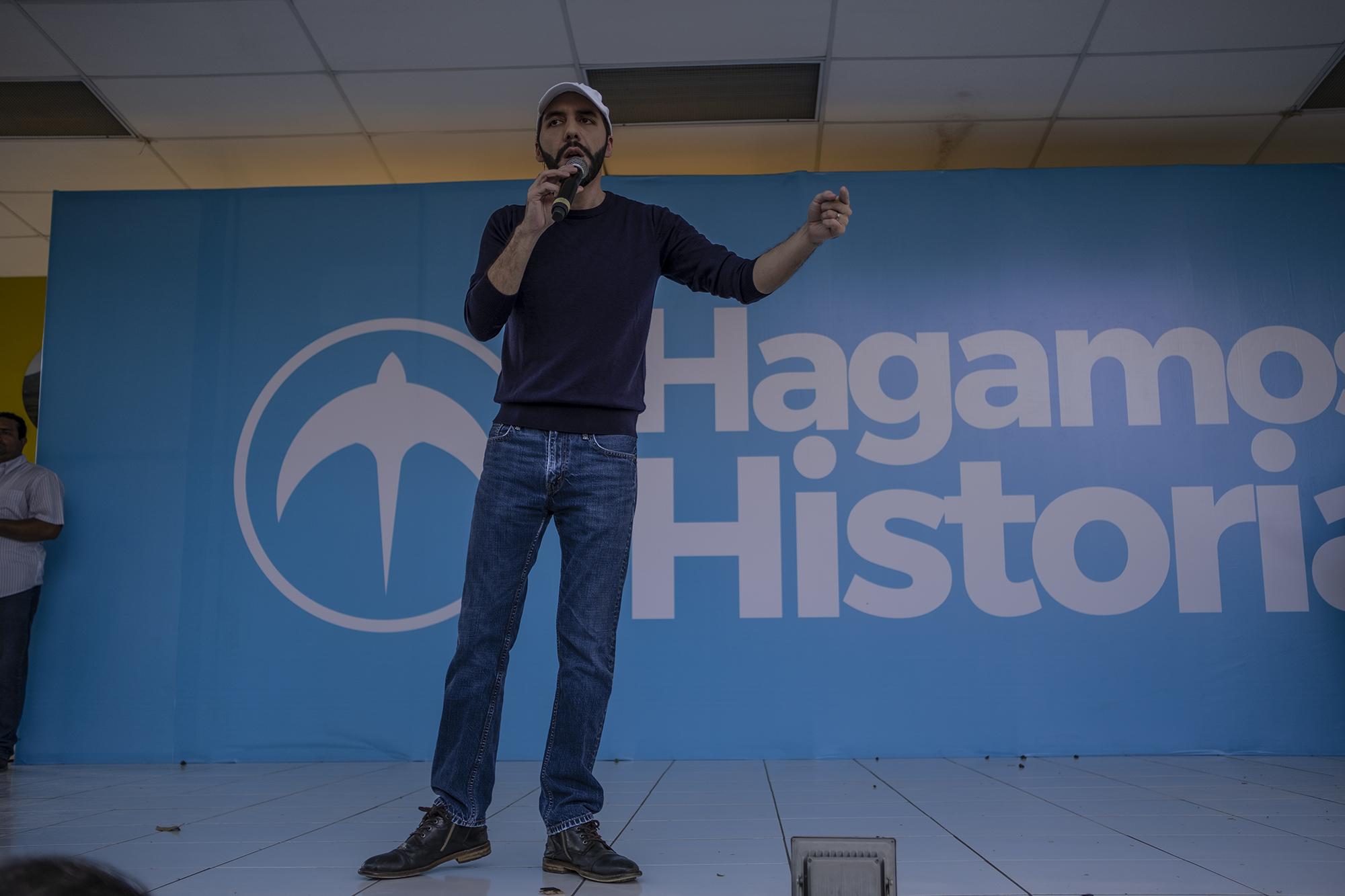 Nayib Bukele, candidato a la presidencia por el partido Gana, para 2019, despotricó contra los medios de comunicación durante un mitin en San Luis Talpa, La Paz, el 5 de enero de 2019. Los criticó por, supuestamente, hacer una cobertura que lo afecta y que beneficia a sus adversarios políticos. Foto: Carlos Barrera 