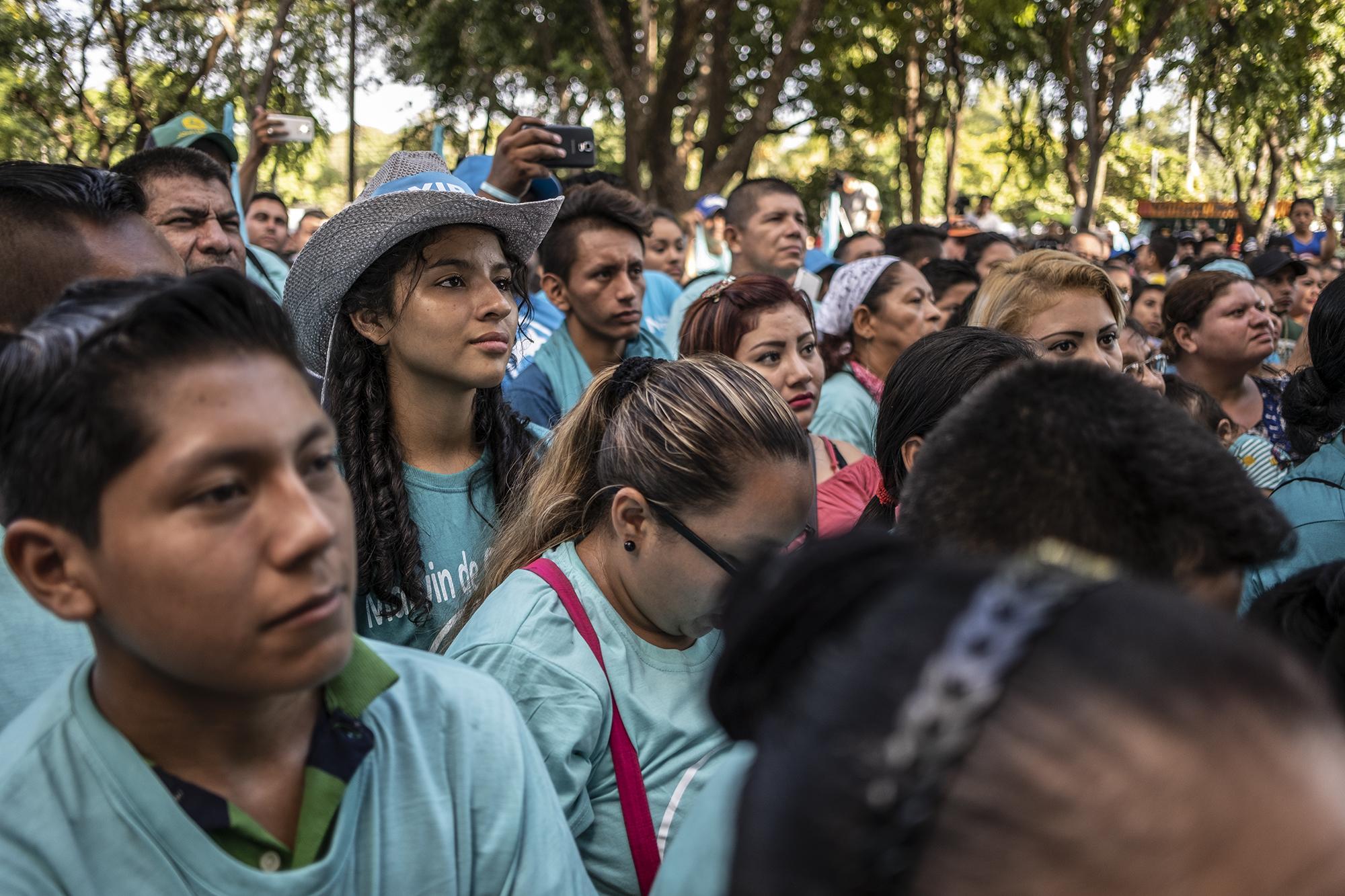 Para llevar a cerca de 2 mil personas al parque central de San Luis Talpa, en La Paz, el alcalde Salvador Menéndez financió viajes de pickups de varios municipios aledaños. Él aseguró que es dinero personal, no de la alcaldía. Cada pick up cobraba entre 19 y 21 dólares por el viaje. El dinero lo entregaban empleados de la alcaldía de San Luis Talpa a los transportistas y a personas que se habían encargado de reunir grupos y trasladarlos desde comunidades aledañas al parque. Los empleados dijeron a El Faro que no habían sido obligados a trabajar el sábado y que estaban ahí por voluntad propia. Foto: Carlos Barrera 