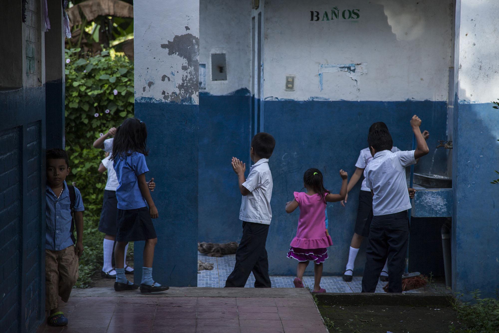 Según el informe presentado por el Consejo Nacional de Educación en 2016, cada año debería invertirse $287.7 millones extras para lograr abarcar a todos los niños en edad para estudiar I y II ciclo de educación básica. Foto de El Faro: Archivo.