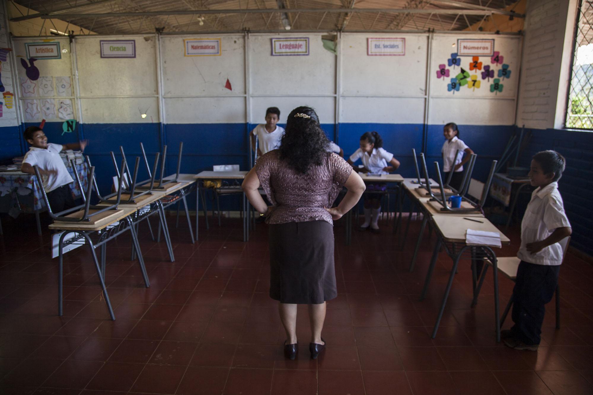 El mismo plan elaborado por el Consejo Nacional de Educación en 2016, bajo la administración del actual gobierno, expone la necesidad de aumentar en $352.4 millones el presupuesto de educación cada año para el rubro de incremento salarial de docentes. Foto de El Faro: Archivo. 