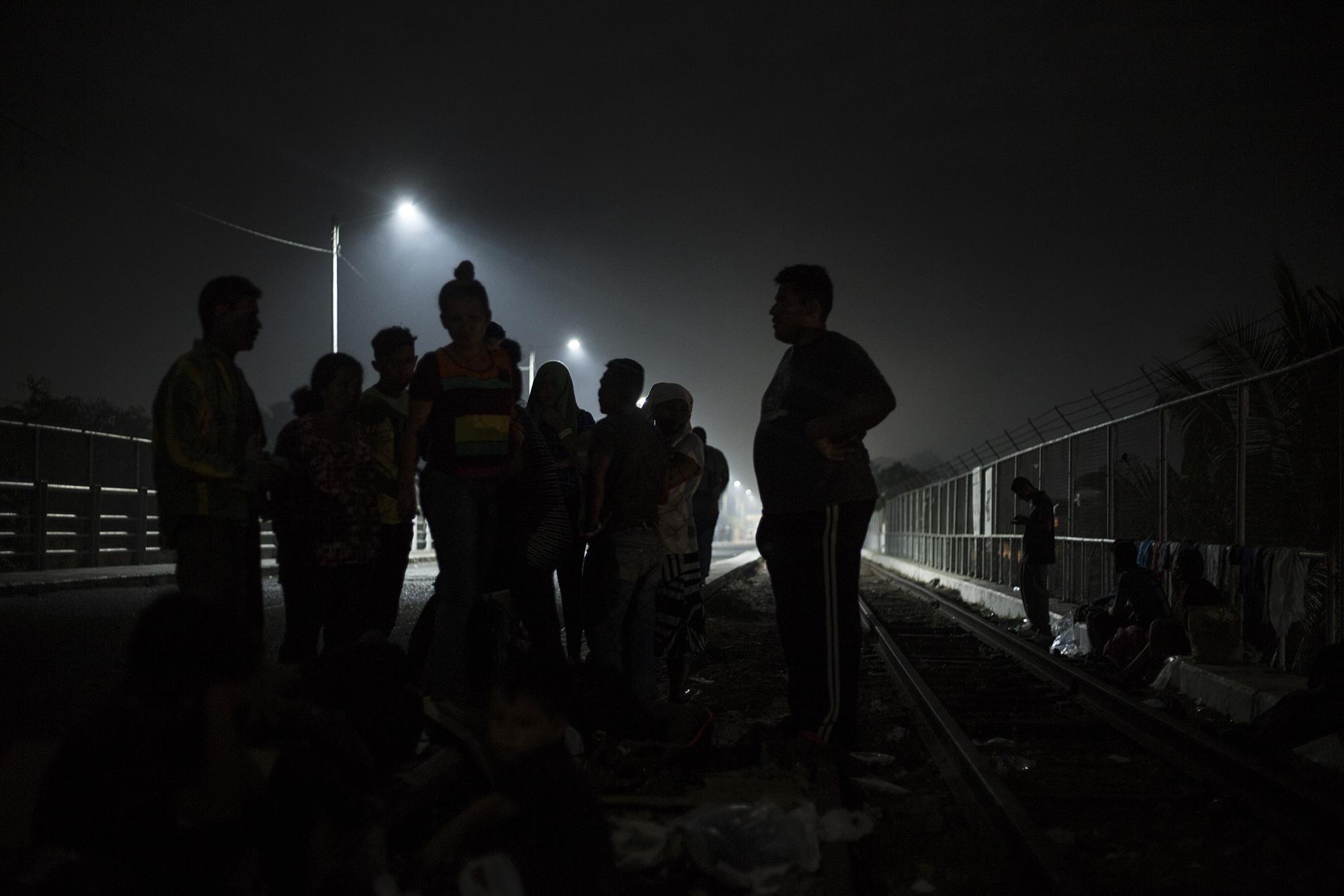 Los migrantes centroamericanos recibidos por funcionarios del Instituto Nacional de Migración de México (INM) que les ofrecían acreditaciones para entrar al país. En el puente Rodolfo Robles, sobre el río Suchiate, frontera natural con Guatemala, muchos esperaban la credencial la noche del viernes 18 de enero.