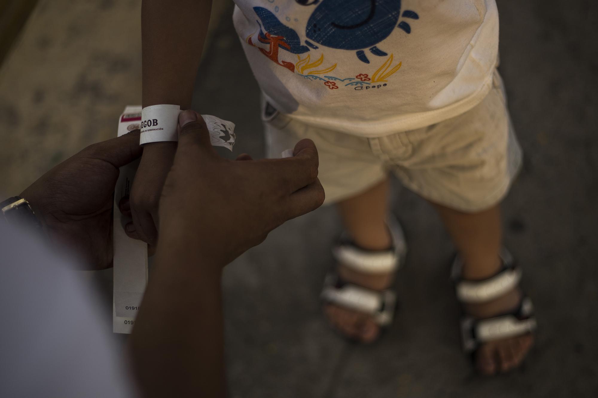 El jueves 17 de enero, las familias de la caravana ya conocían el plan del gobierno mexicano. En horas de la tarde, muchos comenzaron a abarrotar el puente Rodolfo Robles para someterse al registro. Algunos permanecían incrédulos sobre una medida que no tiene precedentes en la política migratoria mexicana de este siglo.