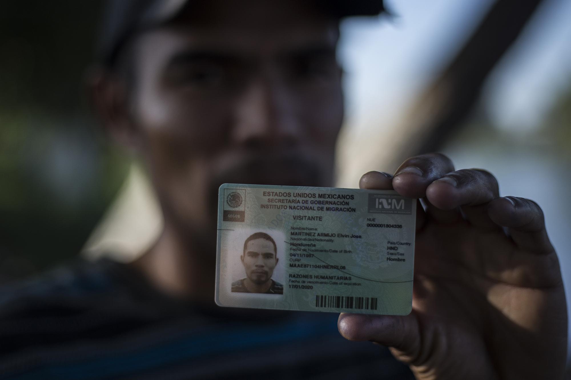 Elvin Martínez, hondureño de 32 años, muestra la credencial que le ha otorgado el gobierno mexicano. Su trámite duró dos días. Ahora ya cuenta con un documento que le permite trabajar y transitar por México durante un año. Elvin esperaba a sus amigos, que aún no recibían la credencial, para seguir su camino juntos.