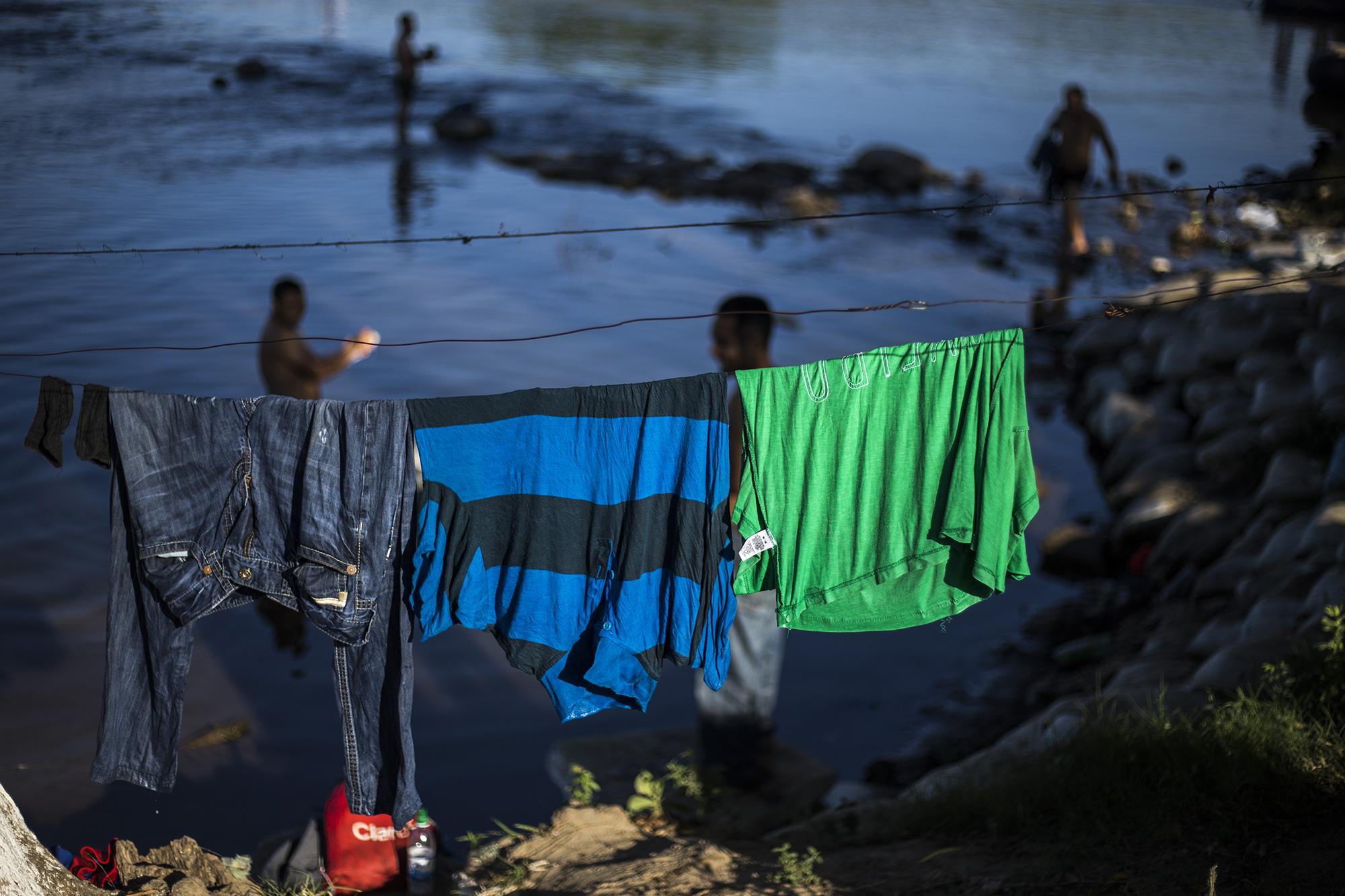 Las riberas del río Suchiate es el hogar temporal de muchos que han aceptado los beneficios que ofrece el gobierno mexicano. Los migrantes se establecen cerca del afluente para hacer sus tareas de aseo personal en las primeras horas de la mañana.