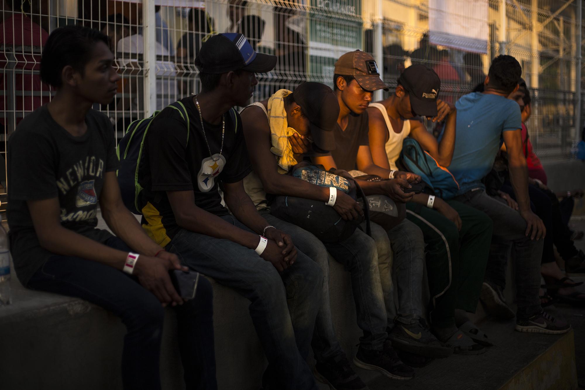Este grupo de amigos salió desde Choluteca, Honduras. Montaron una mini caravana desde su pueblo. Se incorporaron en Ciudad de Guatemala a la caravana. Su destino deseado era Estados Unidos, pero la nueva política mexicana les hizo cambiar el rumbo y han decidio buscar opciones de trabajo en México.