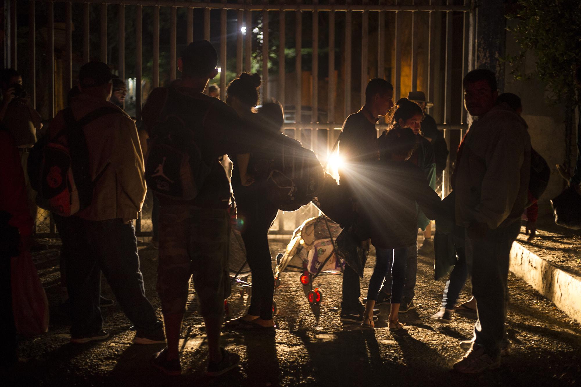 Salvadoreños y hondureños de la caravana esperaban frente al portón de la aduana Ciudad Hidalgo la madrugada del viernes 18 de enero. Más de 2,000 cruzaron el portón sin someterse a ningún registro, desconfiando de las autoridades. Los convencidos se fiaron de la entrega de credenciales y, con el paso de los días, el tiempo les ha dado la razón. Los carnés que permiten el libre tránsito han ido llegando. Los que desconfiaron siguieron su instinto. Muchos de ellos ya habían pasado por México como indocumentados y algunos habían confiado en el anterior gobierno como parte de la primer caravana que partió el 12 de octubre de 2018 de Honduras. Los que en aquel entonces aceptaron seguir el trámite desde el puente fronterizo fueron engañados por el gobierno mexicano y paulatinamente deportados o encerrados en centros de detención. 