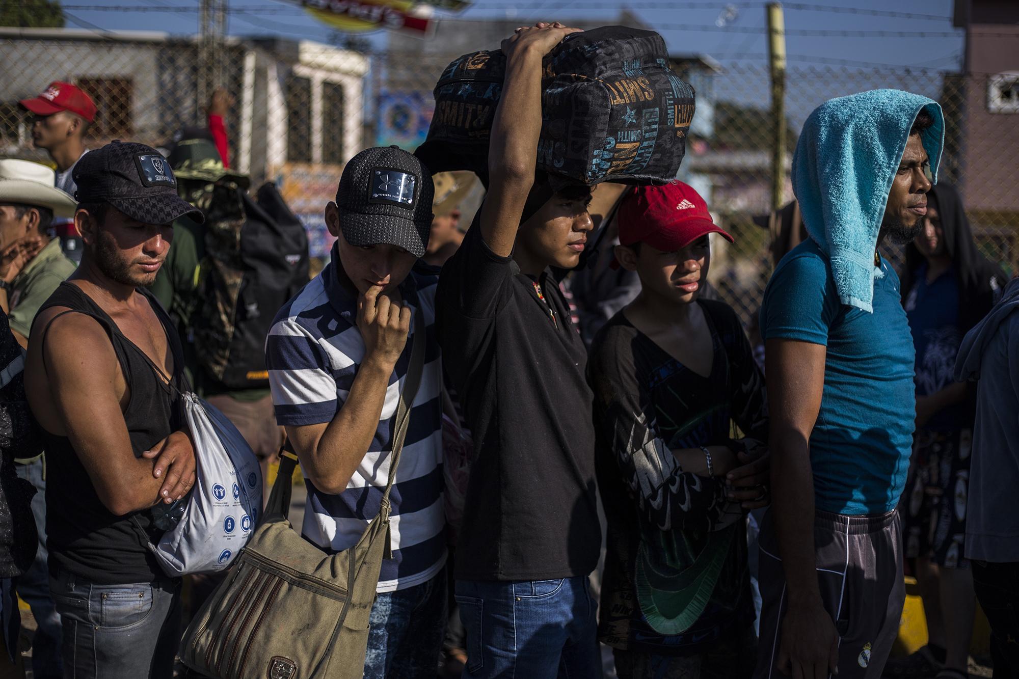 El sábado 19 de enero, la aduana Tecún Umán se abarrotó. Más centroamericanos llegaron en pequeñas caravanas desde El Salvador y Honduras. Algunas de estas caravanas habían planificado su salida antes de que México recibiera con apertura a la primer caravana.