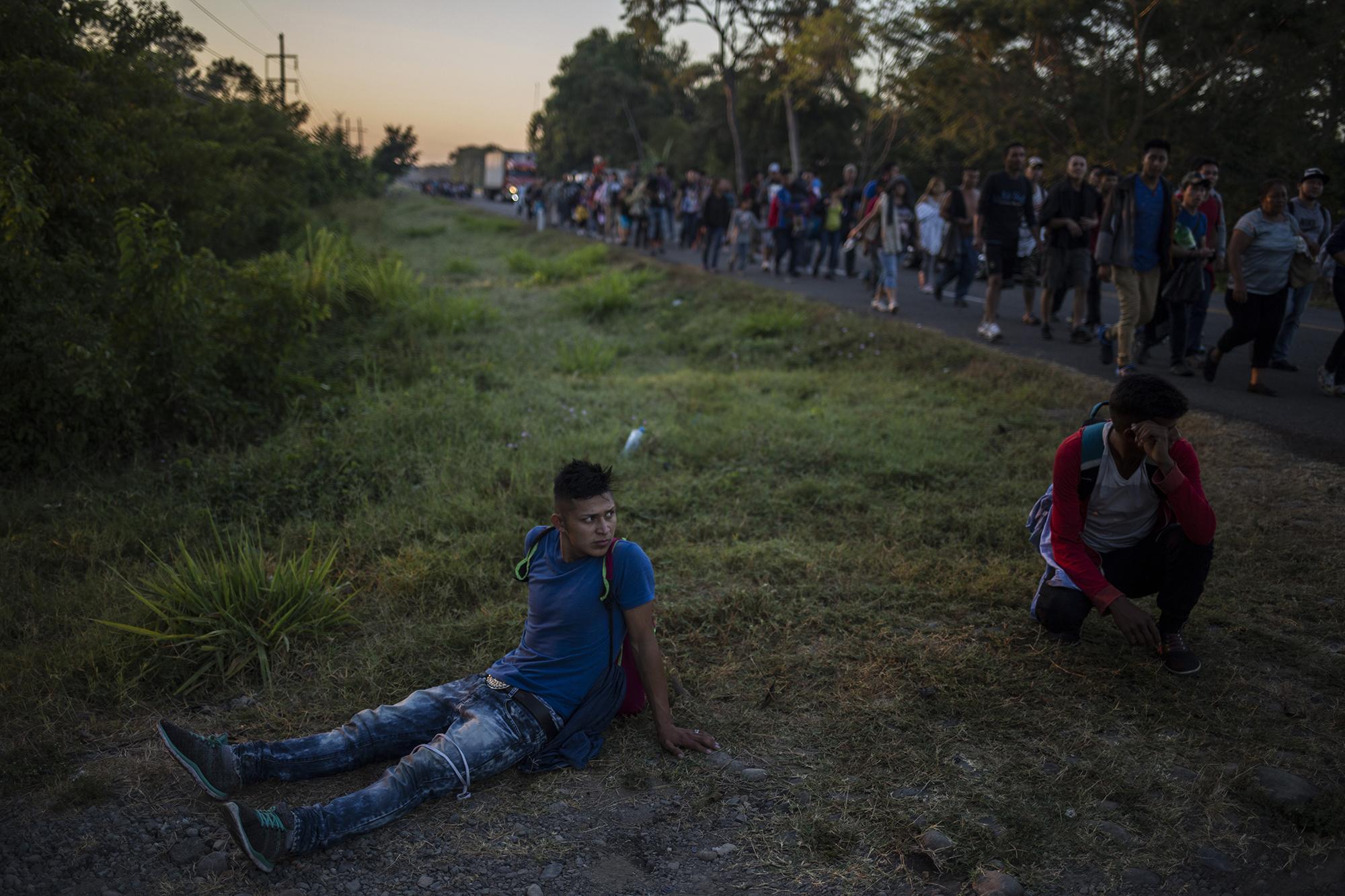Las caravanas centroamericanas siguieron llegando a la frontera Tecún Umán, Guatemala, luego de la llegada de la enorme caravana que llegó el 17 de enero. El viernes 18, una enorme columna de migrantes que no creyeron en la oferta de AMLO siguieron su incursión en México. En la imagen, los migrantes caminan a la altura del desvío entre el municipio de Metapa de Domínguez y la ciudad de Tapachula, Chiapas.