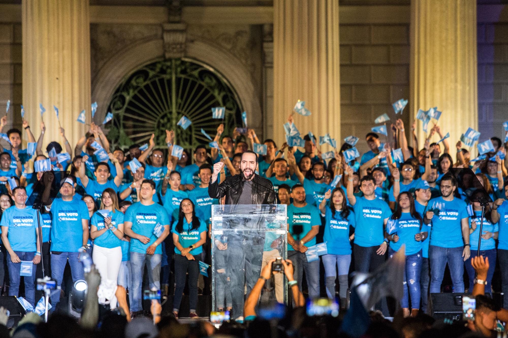 Nayib Bukele durante el evento de cierre de campaña, celebrado la noche del sábado 26 de enero en la plaza Gerardo Barrios, en el Centro Histórico de San Salvador. Foto Fred Ramos.