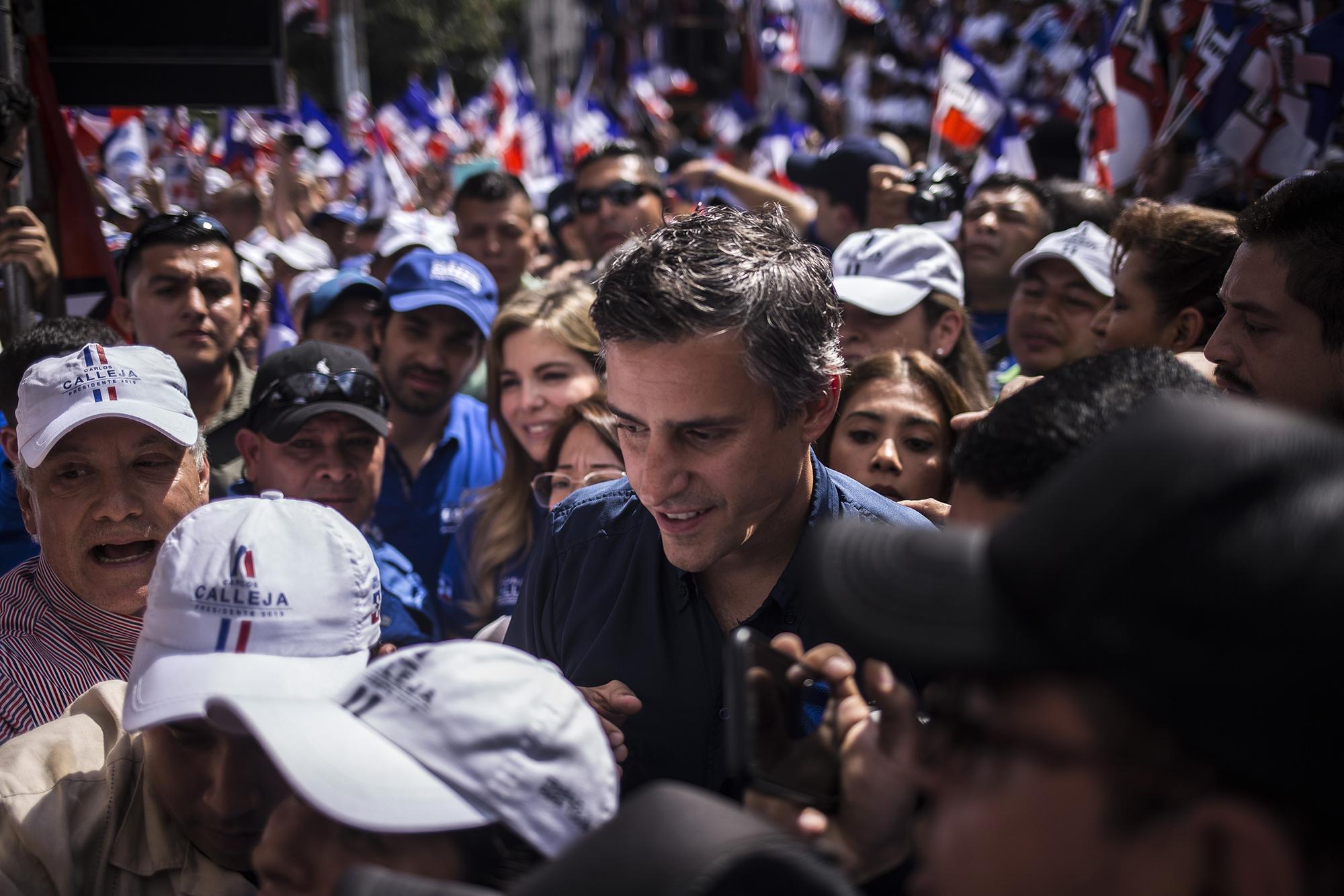 El candidato presidencial por el partido Arena, Carlos Calleja, durante la actividad de cierre de campaña en el departamento de San Salvador. La cúpula del partido montó su evento frente a la sede del Coena, en San Salvador. Foto: Víctor Peña.