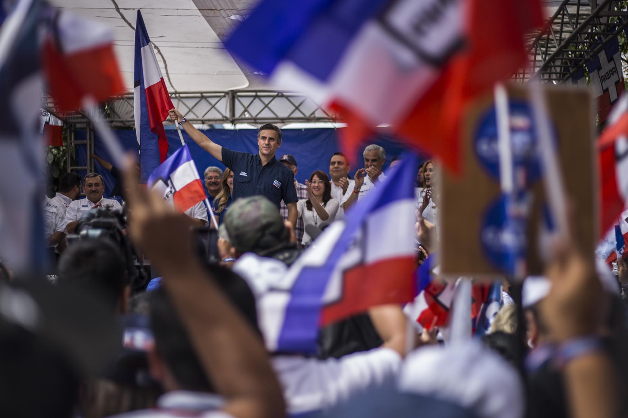 Simpatizantes de Arena en uno de los mitines de cierre de campaña en San Salvador. Foto: Víctor Peña.