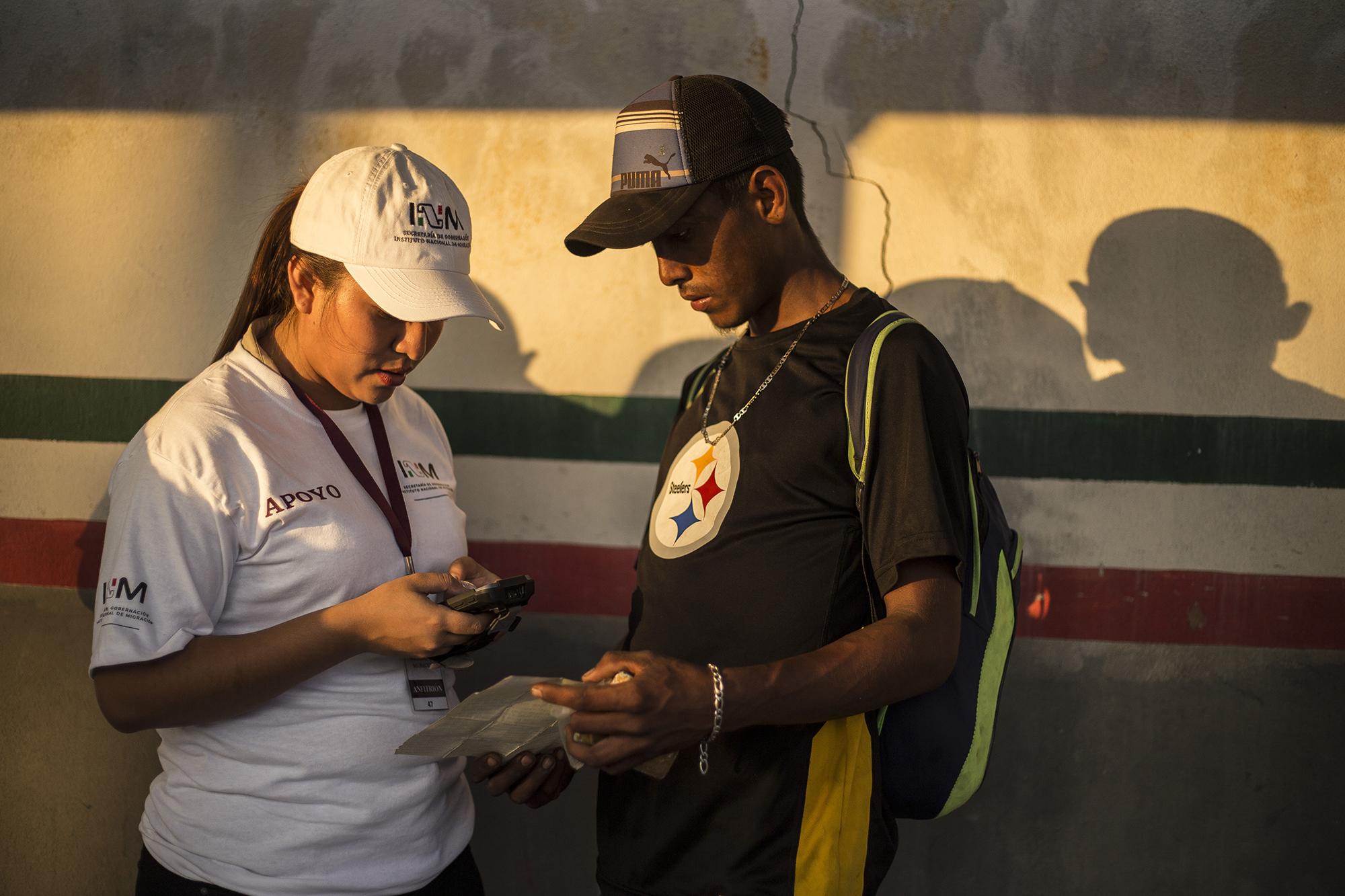 Un migrante hondureño es atendido por una colaboradora del Instituto Nacional de Migración de México. Las caravanas cambiaron el sentido desde el 17 de enero que México abrió las puertas a los migrantes centroamericanos. Foto: Víctor Peña.