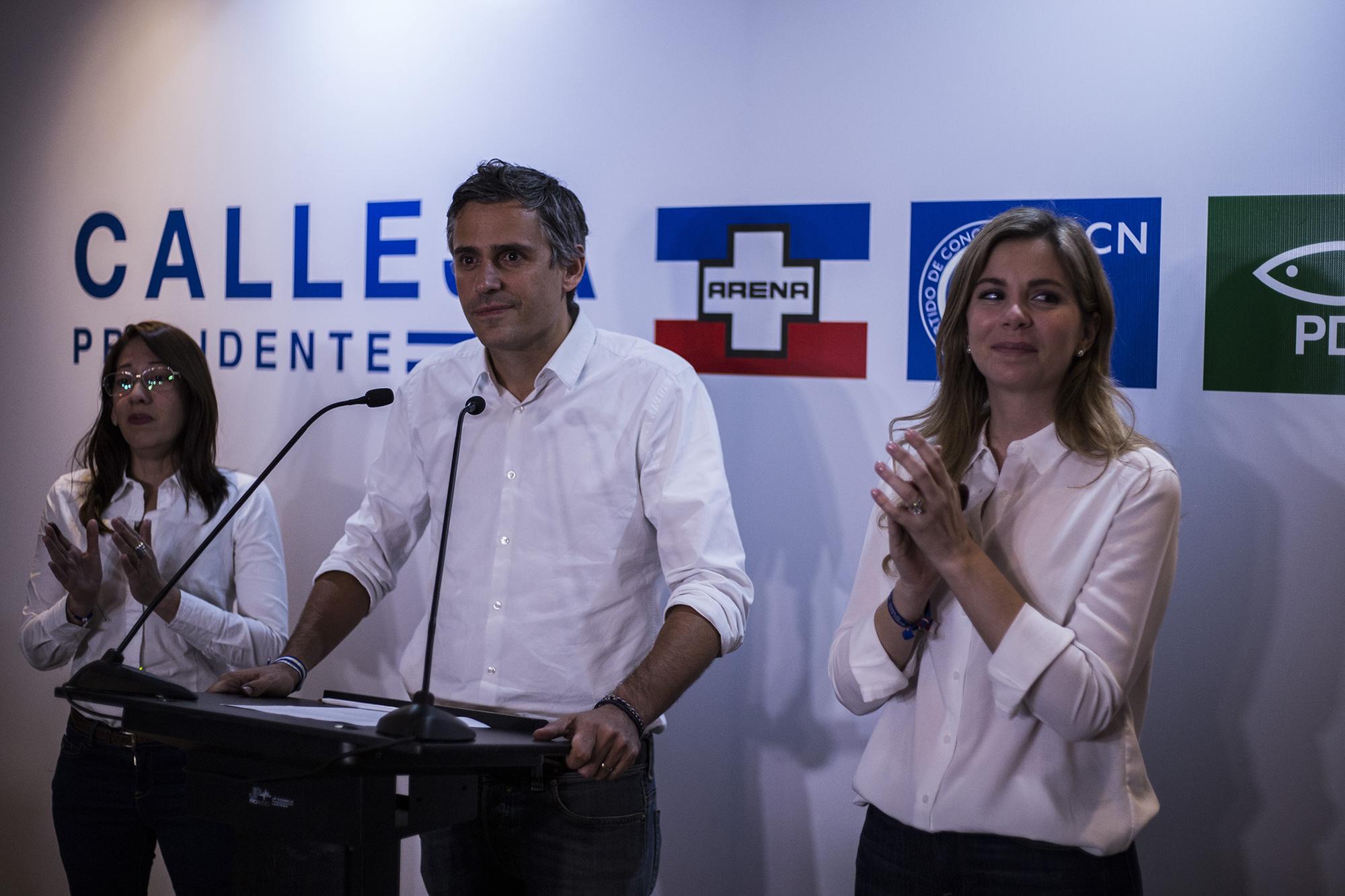 Carlos Calleja, junto a Carmen Aída Lazo y Andrea de Calleja, durante la conferencia de prensa donde admitió su derrota. Foto: Víctor Peña. 