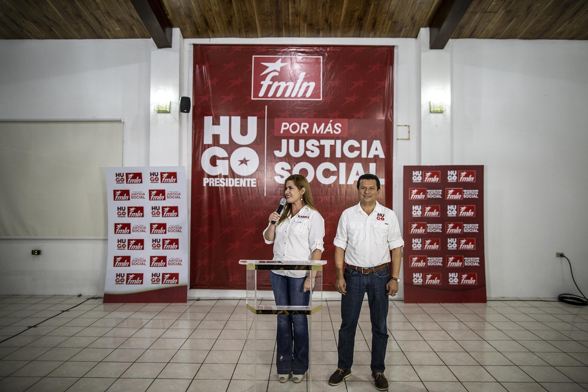 Hugo Martínez y Karina Sosa durante la conferencia de prensa en la que anunciaron su derrota en la noche del 3 de febrero. Ninguno de los dirigentes del FMLN acuerpó a la fórmula presidencial en la tarima y apenas unos 20 simpatizantes presenciaron el acto. Semanas después, la comandancia histórica depuso sus cargos y convocó a internas. El exvicepresidente Óscar Ortiz comanda ahora un FMLN (y una izquierda) a la deriva. Foto: Carlos Barrera. 