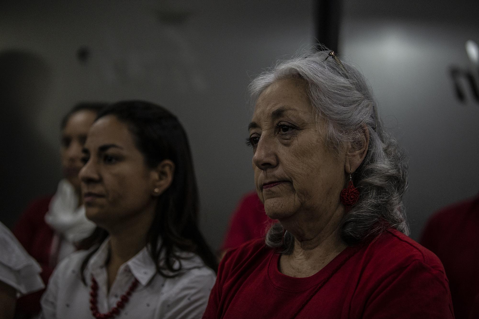 Una militante del FMLN deja entrever su frustración durante el discurso de aceptación de la derrota de Hugo Martínez en la casa de campaña del partido de izquierda, conocida como la Casona. Foto Carlos Barrera.