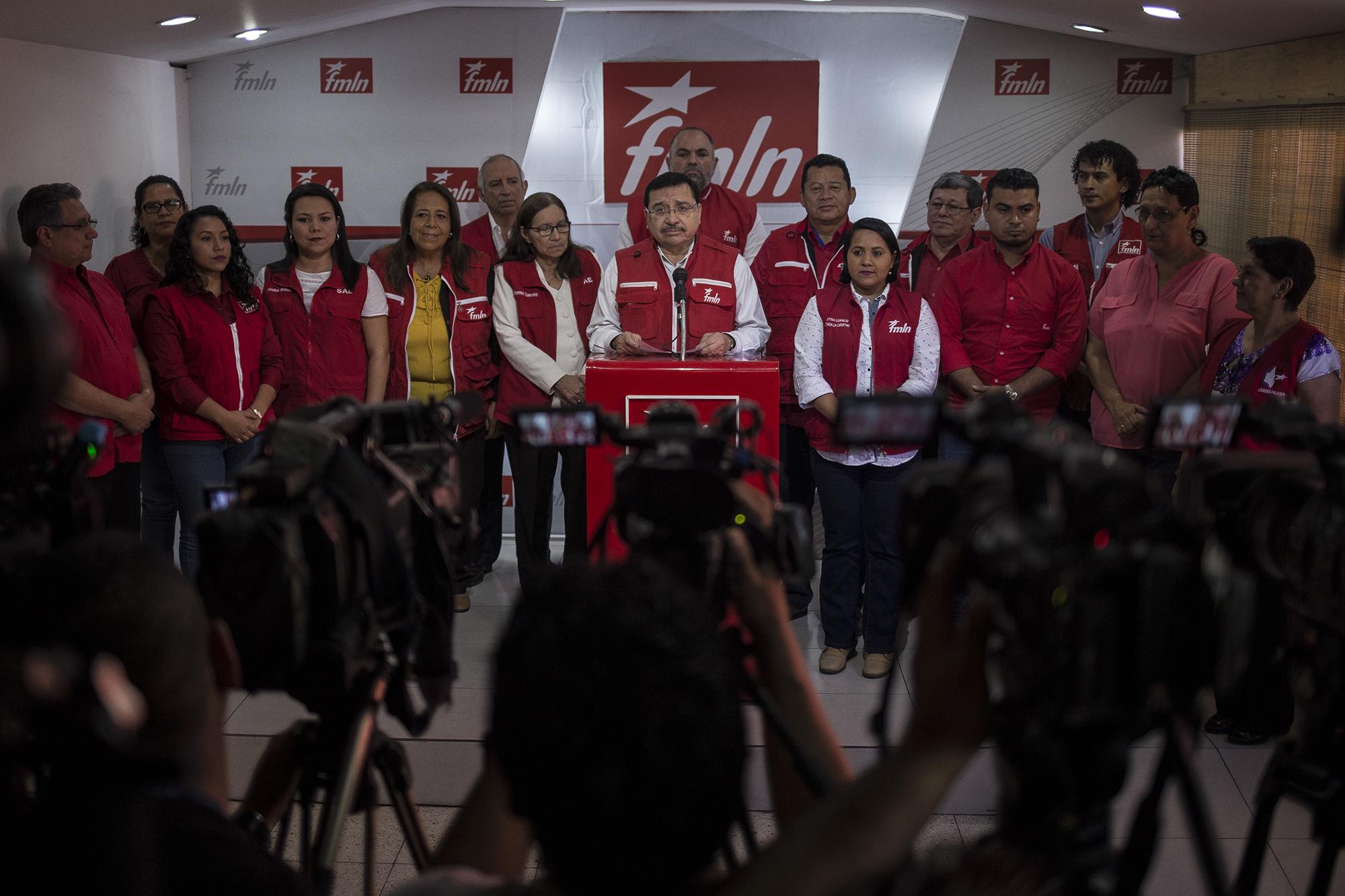 La cúpula del partido FMLN renunció a la dirigencia del partido de izquierda, que tuvo pésimos resultados en las pasadas elecciones presidenciales del 3 de febrero. Medardo González, secretario general del FMLN,  hizo el anuncio público a los medios de comunicación, el miércoles 6 de febrero, en la sede conocida como 13-16, en San Salvador. Foto: Víctor Peña.