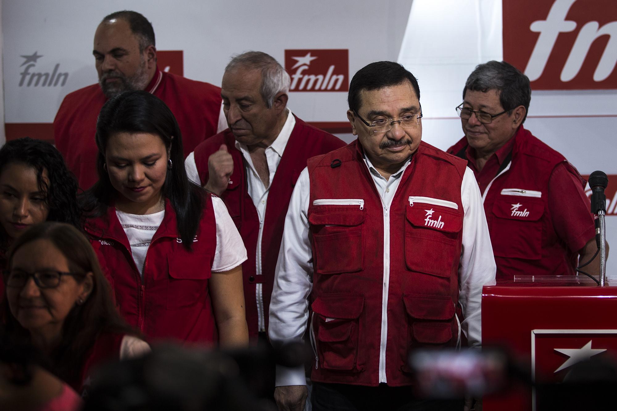 Medardo González, al centro, luego de anunciar el retiro de la cúpula del FMLN y el adelante de elecciones internas. Foto: Víctor Peña.