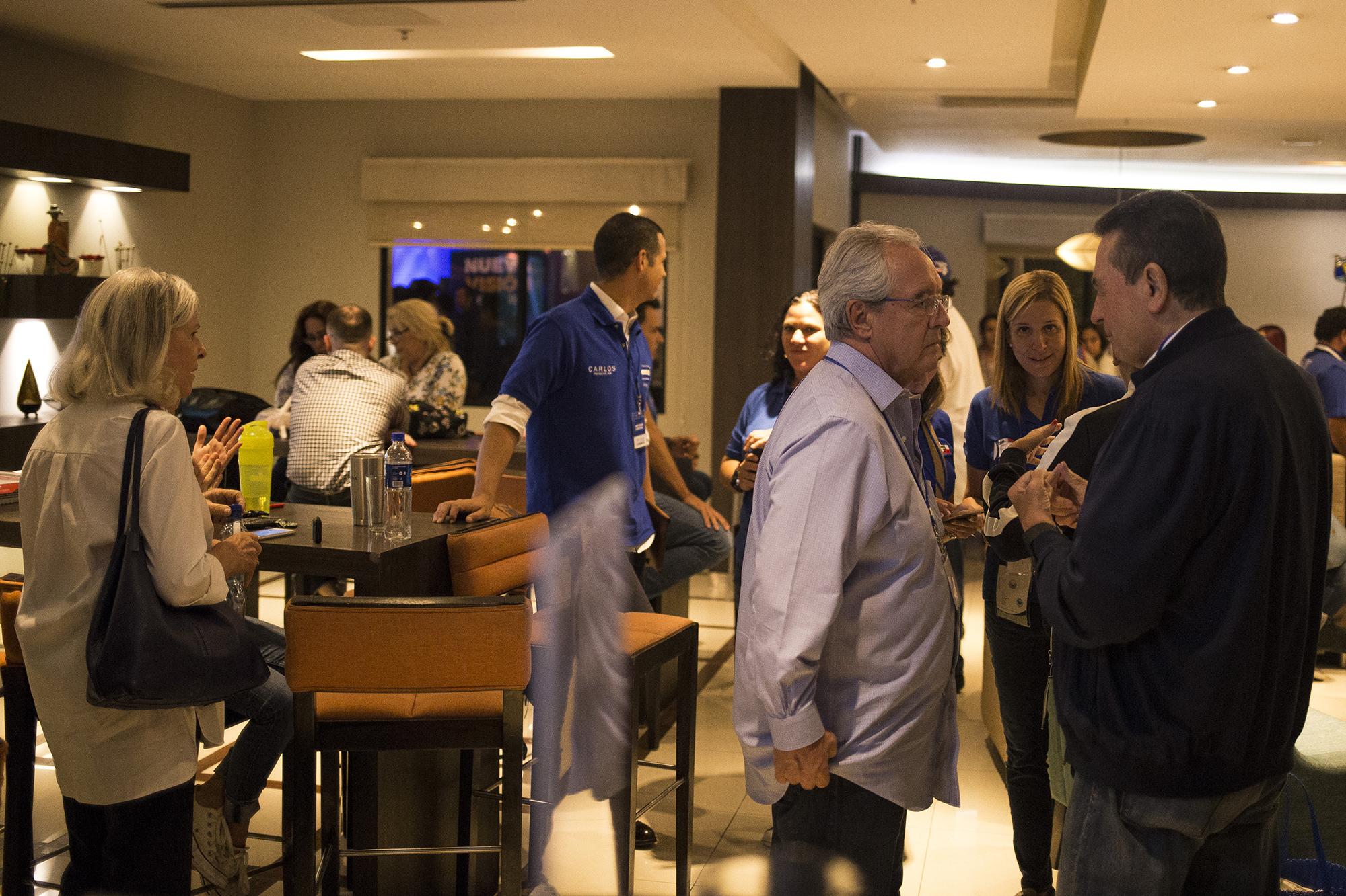 Roberto Kriete y Francisco Calleja conversan en el lobby del hotel Marriott Courtyard, en Antiguo Cuscatlán, el domingo 3 de febrero. Ambos esperaban los resultados de las elecciones presidenciales.  Foto: Víctor Peña.
