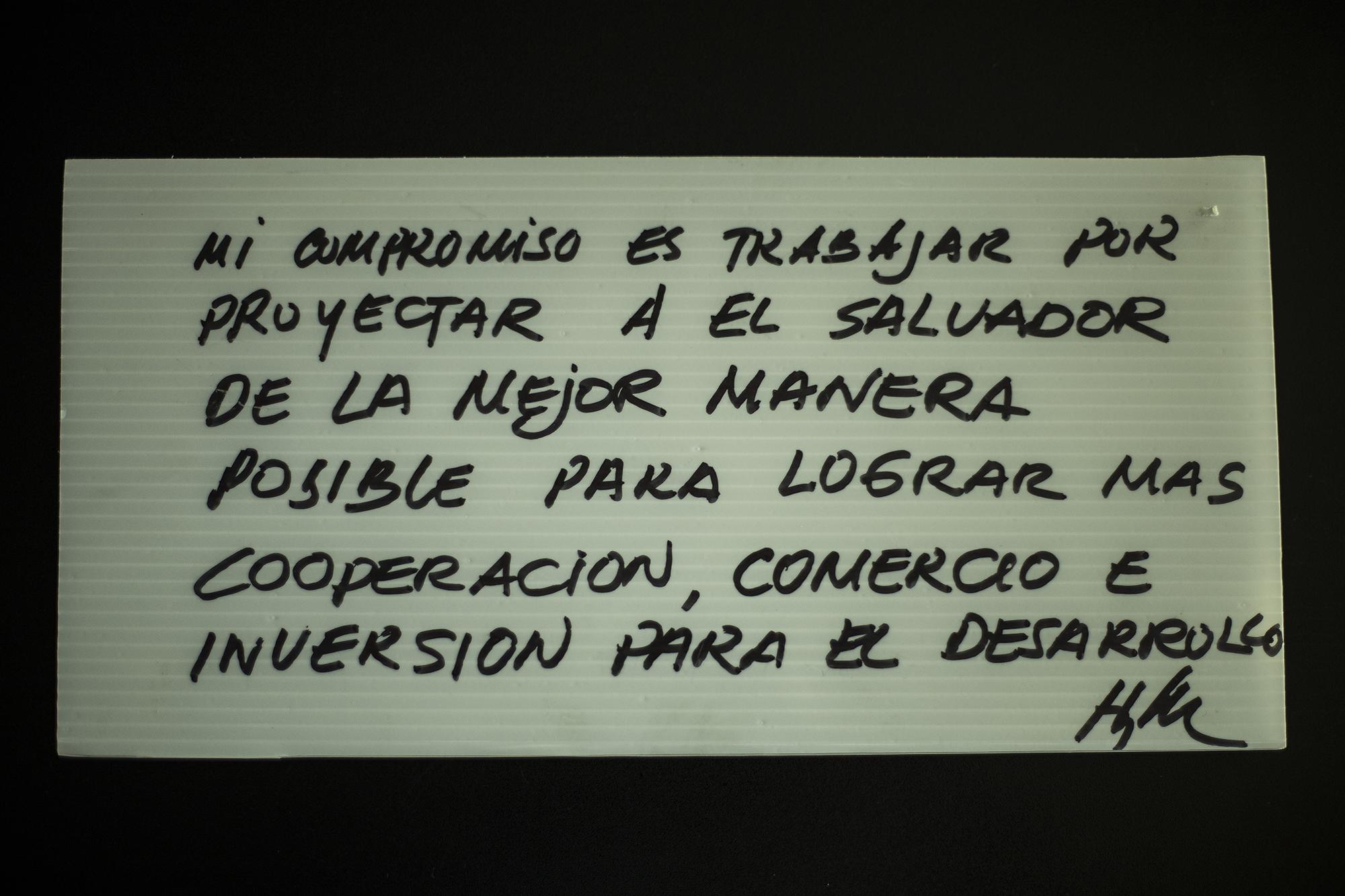 Cartel con la rúbrica de Hugo Martínez para el programa de radio Pencho y Aída. La imagen fue tomada el día 8 de febrero de 2019. Foto:Víctor Peña. 