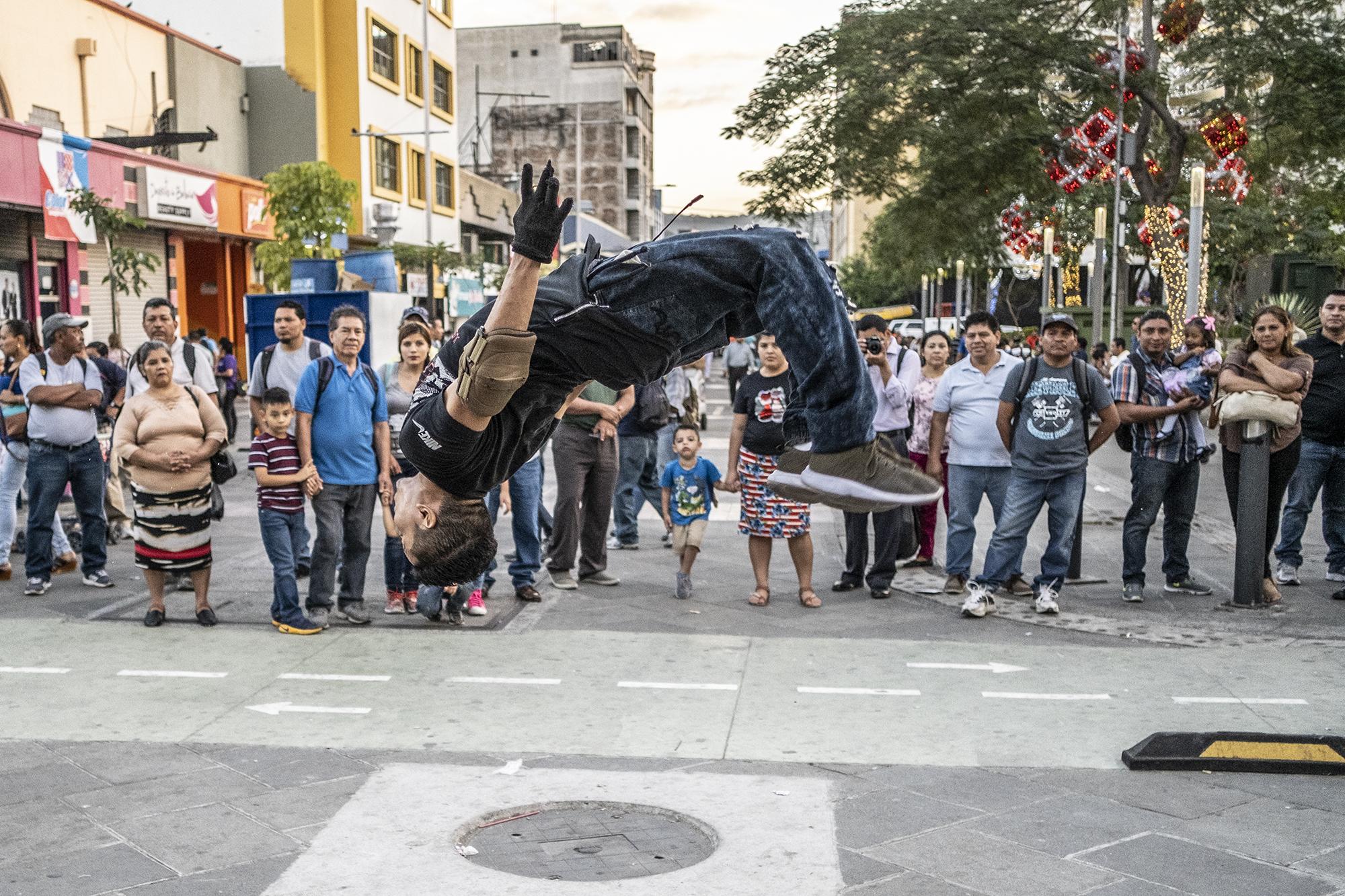 Henry Mendoza es B-boy Bey, uno de los más experimentados dentro de Aliens Force Crew, un grupo de  breakers  o  B-boys  que nació en Apopa hace más de diez años y bailan para alejarse de la violencia. Henry baila desde que tenía 11 años. Con la experiencia hace uno de los pasos más complicados un 