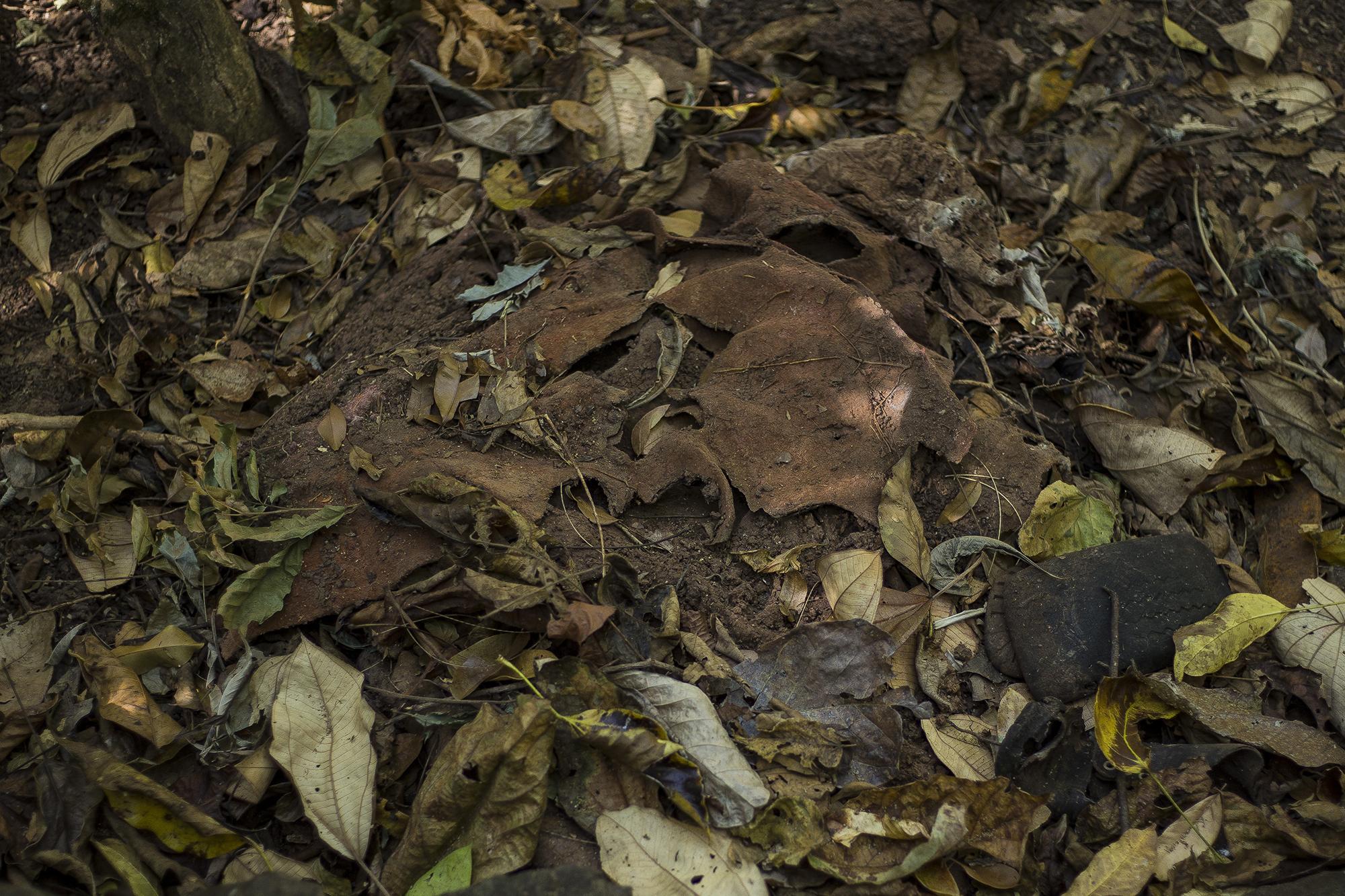 Restos de ropa cerca de las ruinas de una vivienda, en el caserío El Mozote, en el departamento de Morazán, donde hubo sospechas de una fosa con osamentas de víctimas de la masacre de 1981. Foto: Víctor Peña.