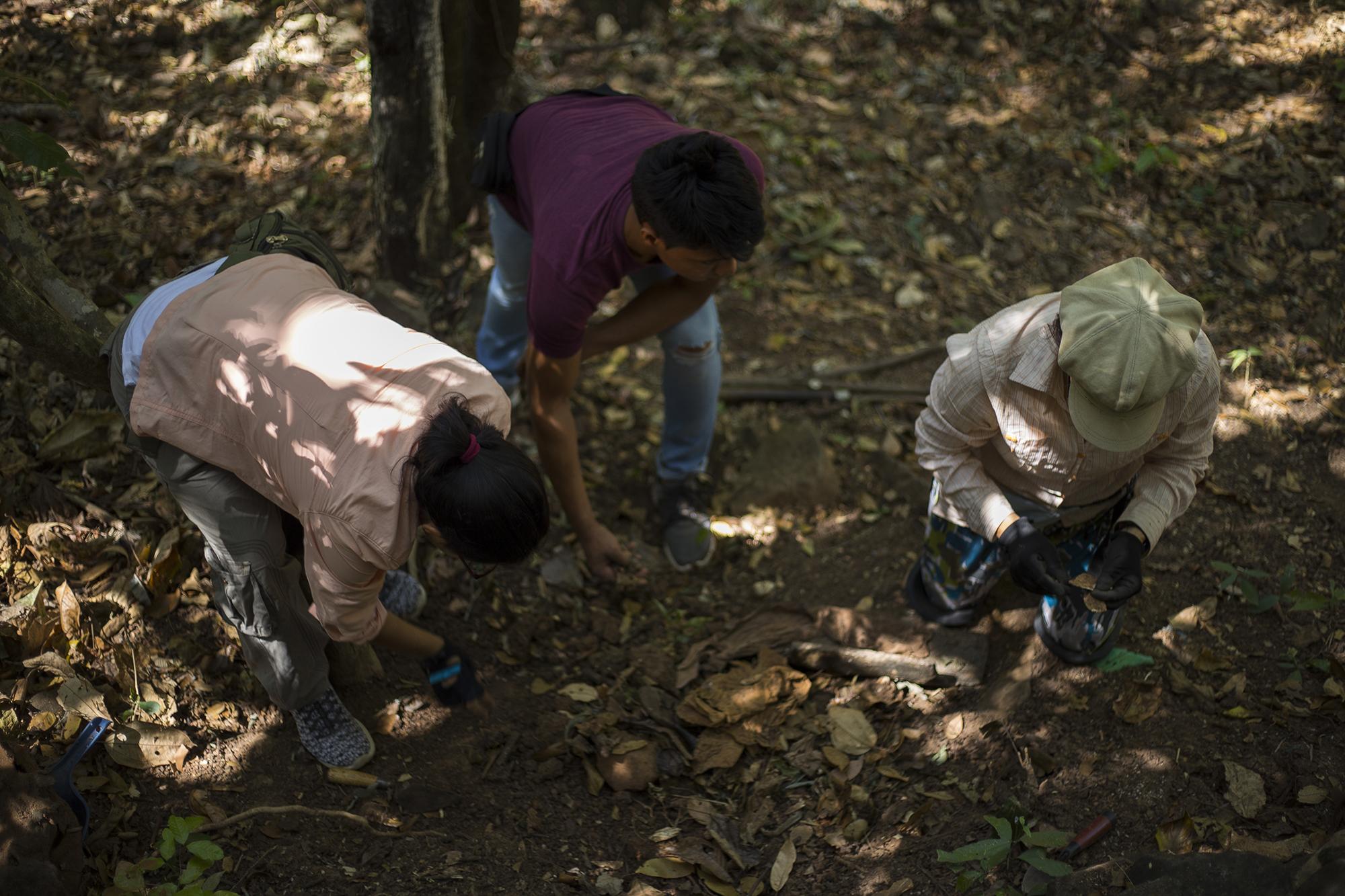 Silvana Turner, antropóloga forense argentina, excava cerca de las ruinas de una vivienda en el caserío El Mozote, del municipio de Meanguera, Morazán. Turner viajó para hacer una nueva excavación, en lo que se sospechaba era una fosa donde habían osamentas de víctimas de la masacre de El Mozote de 1981. Foto: Víctor Peña.