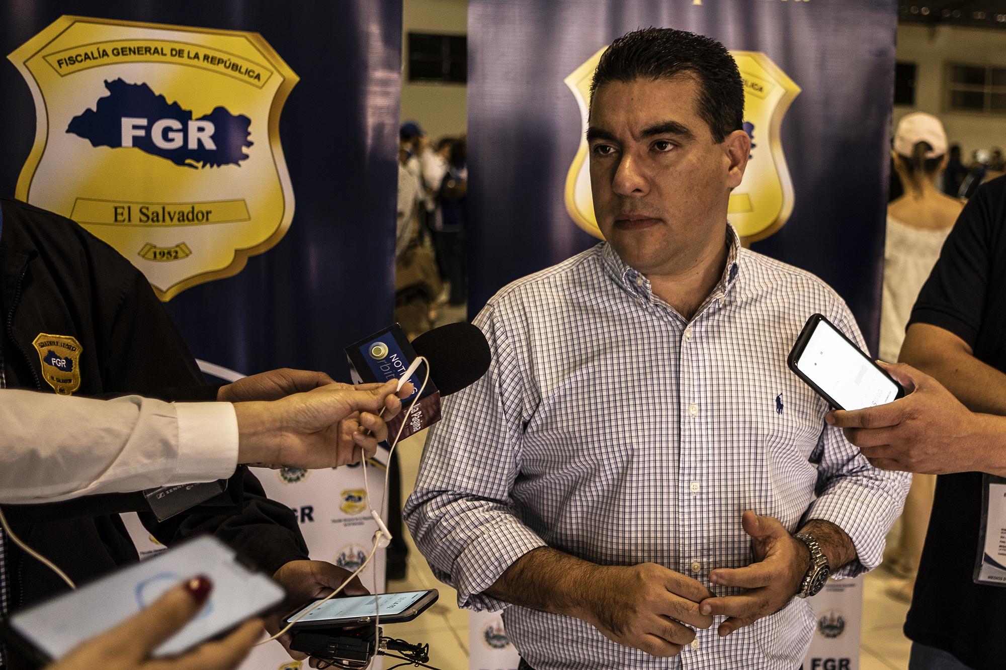 El fiscal general Raúl Melara (2019-2022) responde preguntas de los periodistas el 3 de febrero, día de las elecciones presidenciales de 2019, en el Centro Internacional de Ferias y Convenciones (CIFCO). Foto: Carlos Barrera. 