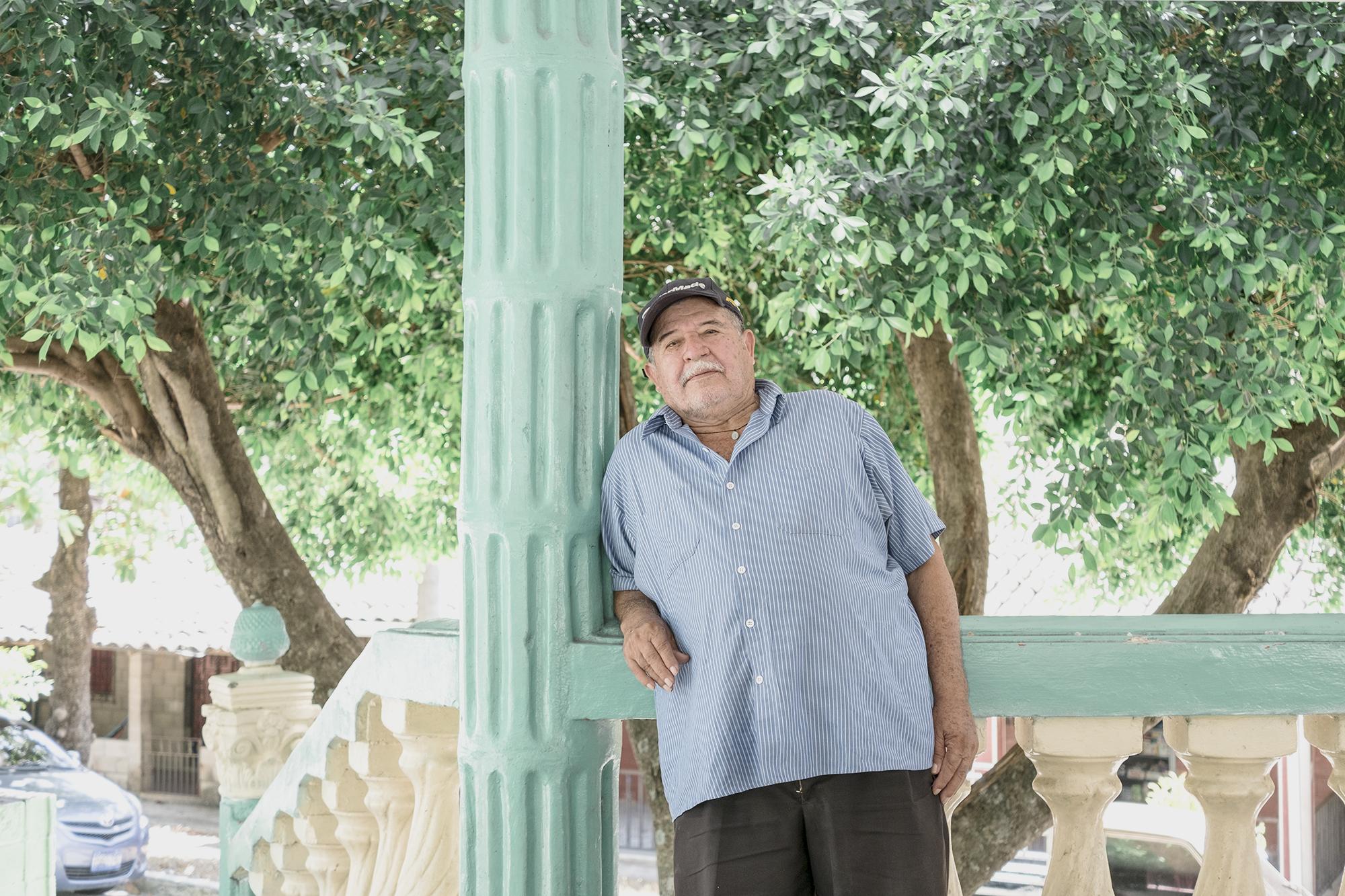 Lisandro Monje, de 70 años, fue el primer alcalde del FMLN en San Antonio Los Ranchos. Es habitante de San José Las Flores. Monje asegura que el FMLN ha hecho un trabajo sobresaliente en obras públicas en el municipio de San José Las Flores y ha sido transparente con los gastos en los proyectos. Monje fue combatiente durante la guerra. 