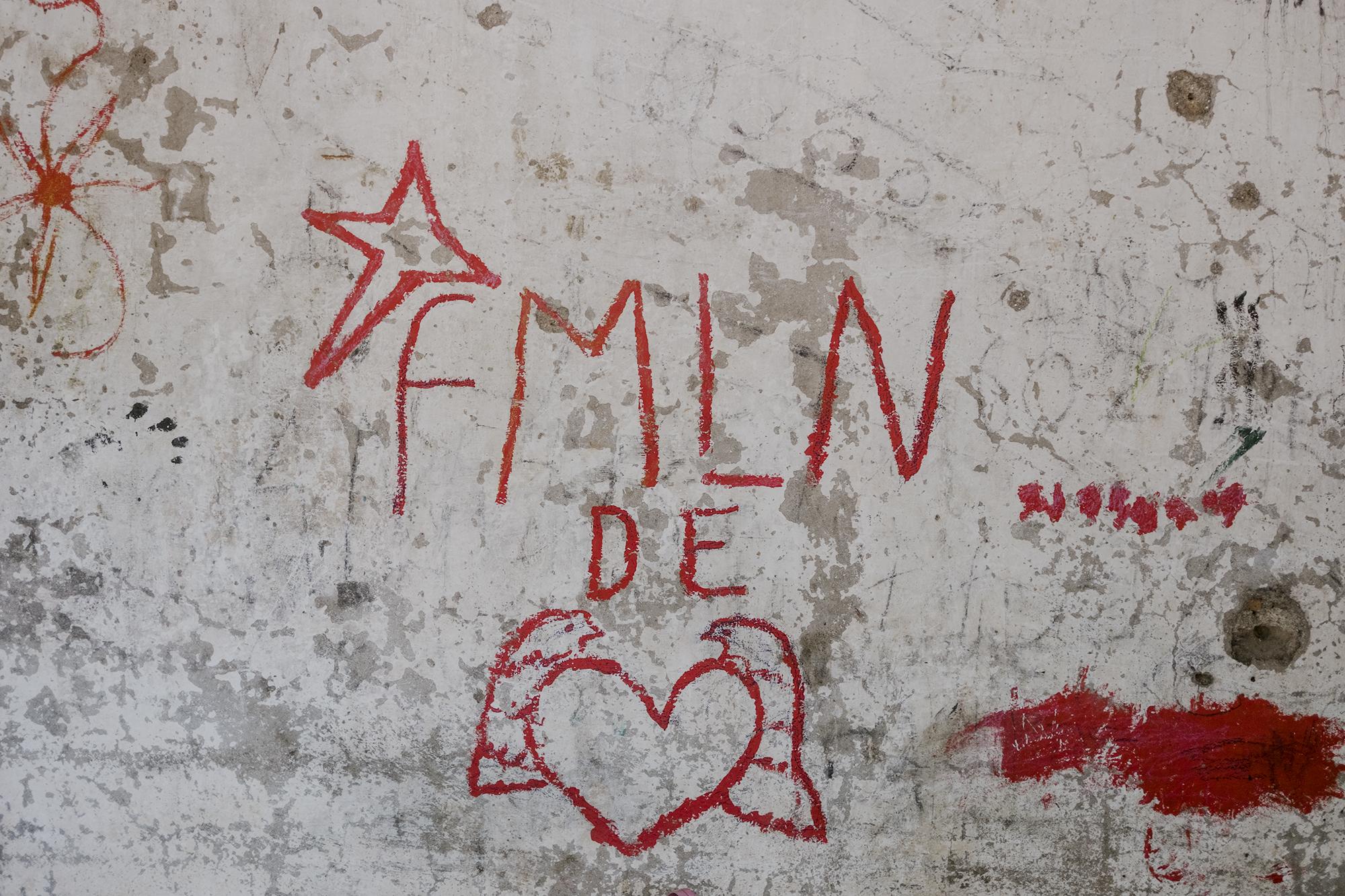 Dibujo en la pared de una casa en el municipio de San Antonio Los Ranchos. Este municipio fue repoblado en 1988 por refugiados que estuvieron en Mesa Grande, Honduras. El FMLN gobernó desde las primeras elecciones en las que participó, en 1994, hasta el 2015, cuando por diferencias con la conducción del partido en el municipio el pueblo se dividió. Desde entonces, primero ante la bandera de Cambio Democrático y luego de Gana, el FMLN ha perdido las elecciones locales. Foto: Fred Ramos