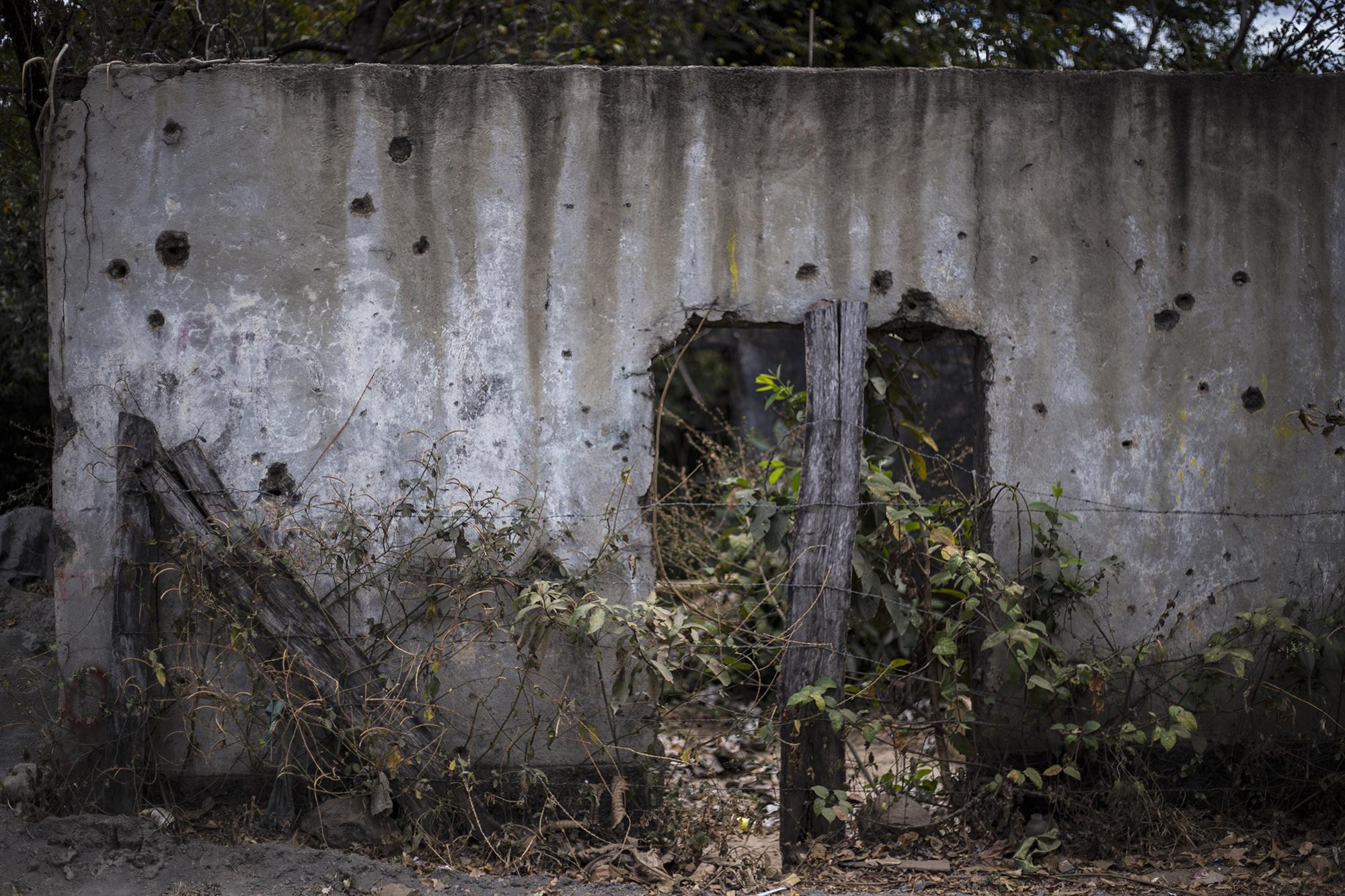 Una vivienda ubicada en la calle principal del caserío El Mozote, 38 años después, conserva los orificios que dejaron marcados las balas de la masacre del 11 de diciembre de 1981. Más de 900 personas fueron asesinadas, más de 500 niños entre ellos, en este caserío del municipio de Meanguera, en el departamento de Morazán. Una masacre por la que hoy se sigue un juicio. Foto: Víctor Peña.