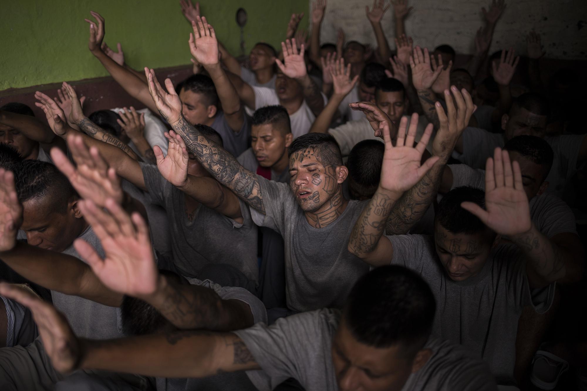 Exmiembros de las pandillas MS-13 y Barrio 18 participan de un culto general en el Centro Penitenciario de San Francisco Gotera. 1 600 expandilleros habitan este penal diseñado para 381 reclusos. Todos aseguran ya no pertenecer a sus organizaciones criminales y se declaran evangélicos. Foto de El Faro: Víctor Peña.