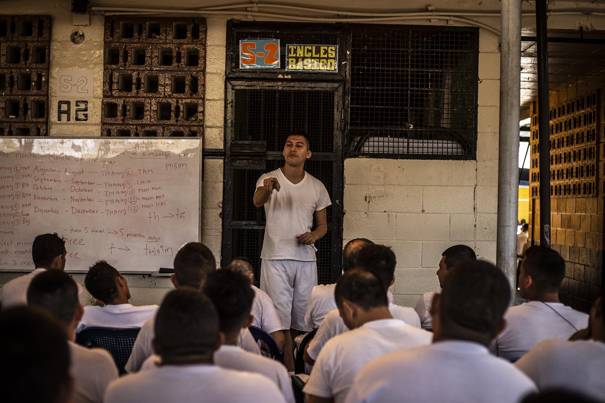 El programa de educación incluye clases de lectura, computación e inglés. Cada nivel dura cinco meses y de cada proceso se escogen a los mejores alumnos para que impartan clases en niveles inferiores. En total, más de 2 600 reos asisten a las clases.