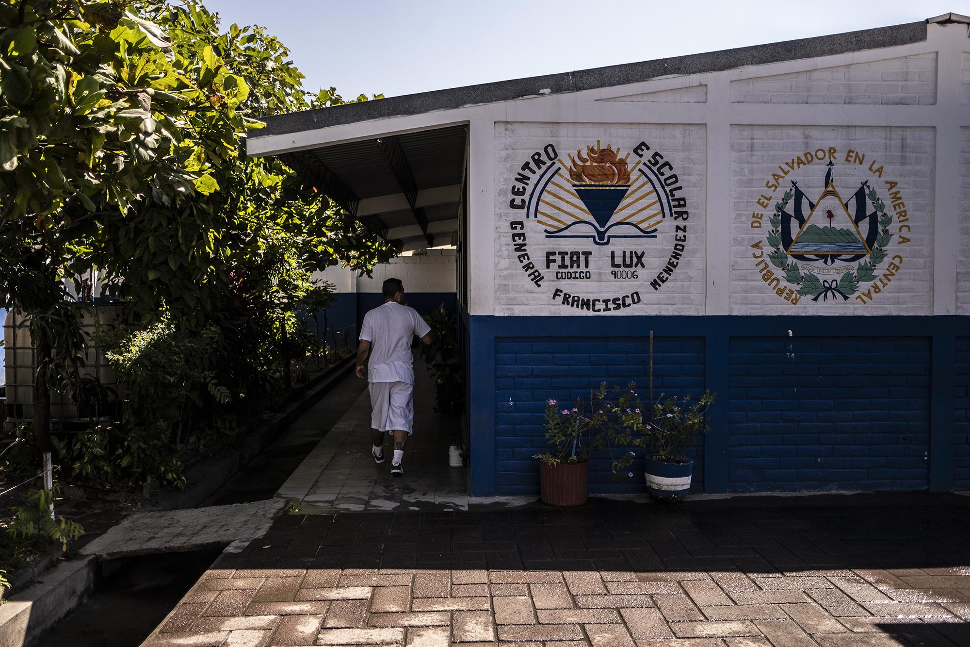 Fachada del Centro Escolar General Francisco Menéndez ubicado dentro de Mariona. Aquí asisten a diario 542 reos a nivel básico de escolaridad y 242 a bachillerato, divididos en turnos de mañana y tarde.
