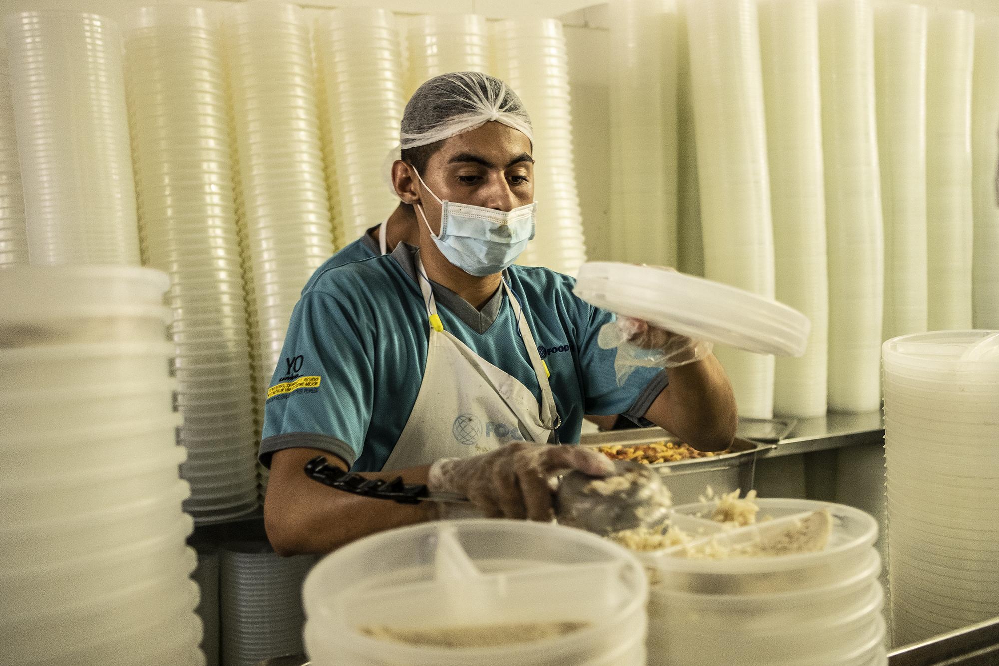Hace años, repartir alimentos en Mariona era un proceso repugnante: cada quien tenía que conseguir un recipiente para recibir su ración. Botellas cortadas a la mitad, guacales e incluso pedazos de tela eran utilizados como cuencos para comer con las manos. Ahora, reciben alimentación en recipientes dispuestos por la administración carcelaria. Cada día se entregan más de 15 000 raciones de comida entre desayuno, almuerzo y cena.