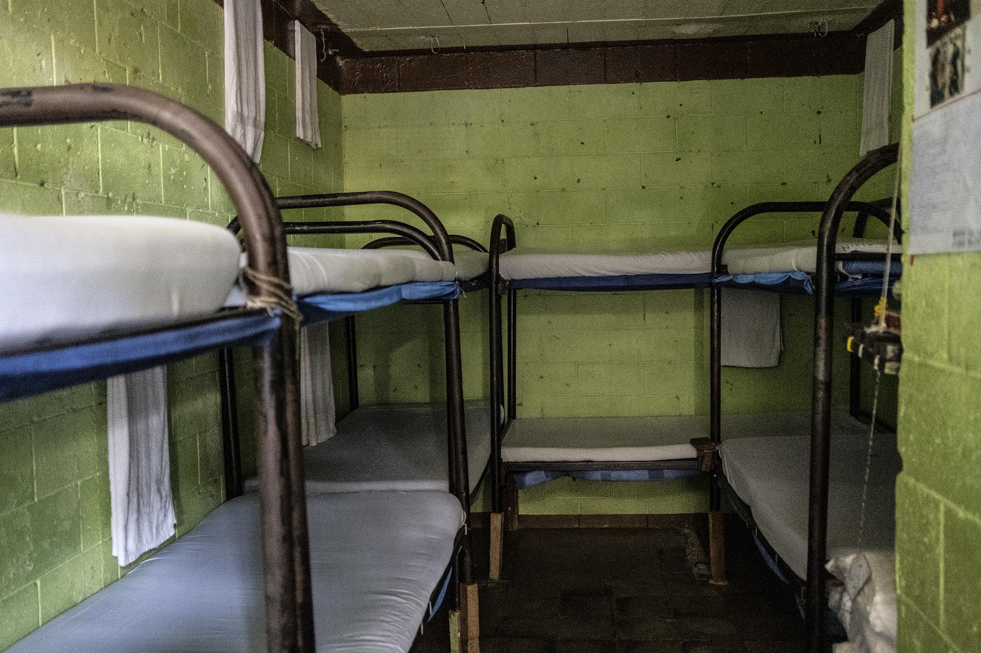 En una visita que hizo El Faro a finales del 2011 se pudo constatar que más de 20 reos dormían apiñados en celdas fétidas de tres por cuatro metros, donde incluso no cabían estirados en el suelo. Hoy las celdas lucen limpias y el tema de los malos olores está cada vez más controlado.
