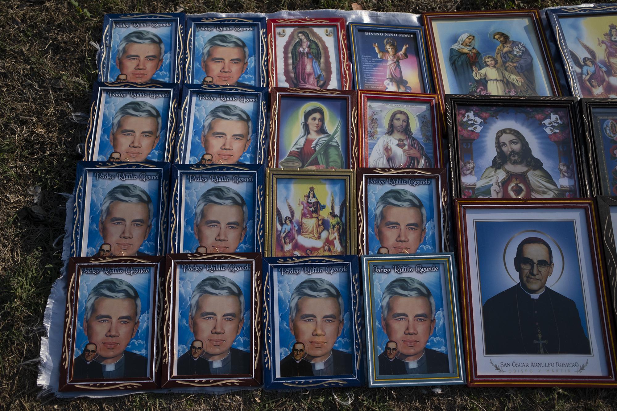 A la orilla de la carretera de Aguilares a El Paisnal se encontraban pequeñas ventas de cuadros con el rostro del padre Rutilio para los feligreses que aún le recuerdan. El precio por cada cuadro del padre Tilo era de dos dólares.  