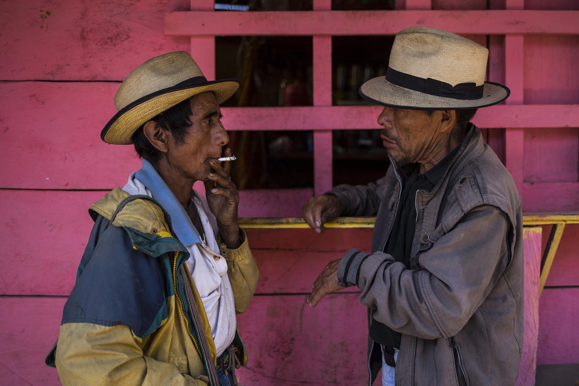 Dos hombres conversan frente a una cantina en el municipio de Nebaj, la tarde del domingo 3 de marzo. Un estudio de la Fundación Ixil, del año 2010, reveló que las condiciones de postguerra en la región Ixil han promovido una serie de dificultades relacionadas con la inestabilidad sicosocial. Entre ellas: el alcoholismo, la violencia intrafamiliar, el síndrome del maltrato, la drogadicción, baja autoestima y la prolifereación de pandillas.