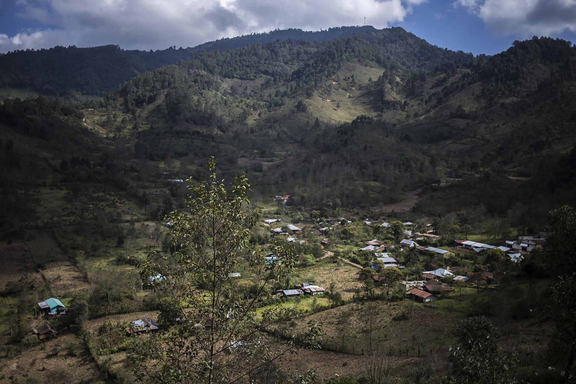 Vista general de la aldea Cocop, en el municipio de Nebaj. En este lugar murieron 77 personas el 16 de abril de 1981, en manos de militares. Fue una de las primeras masacres de la región ixil durante el conflicto armado guatemalteco. Foto de El Faro: Víctor Peña.