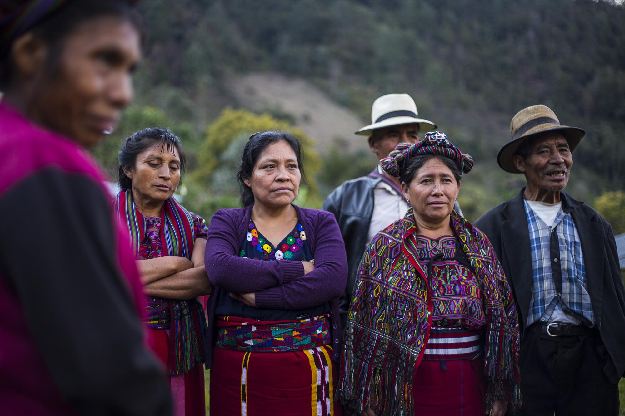 Habitantes de la aldea Cocop, en el municipio de Nebaj, durante una reunión comunitaria donde reciben asesoría sobre los procesos judiciales de las masacres de la región Ixil, en 1981. Quiché fue una de las provincias más golpeadas durante el conflicto armado guatemalteco. Foto de El Faro: Víctor Peña.