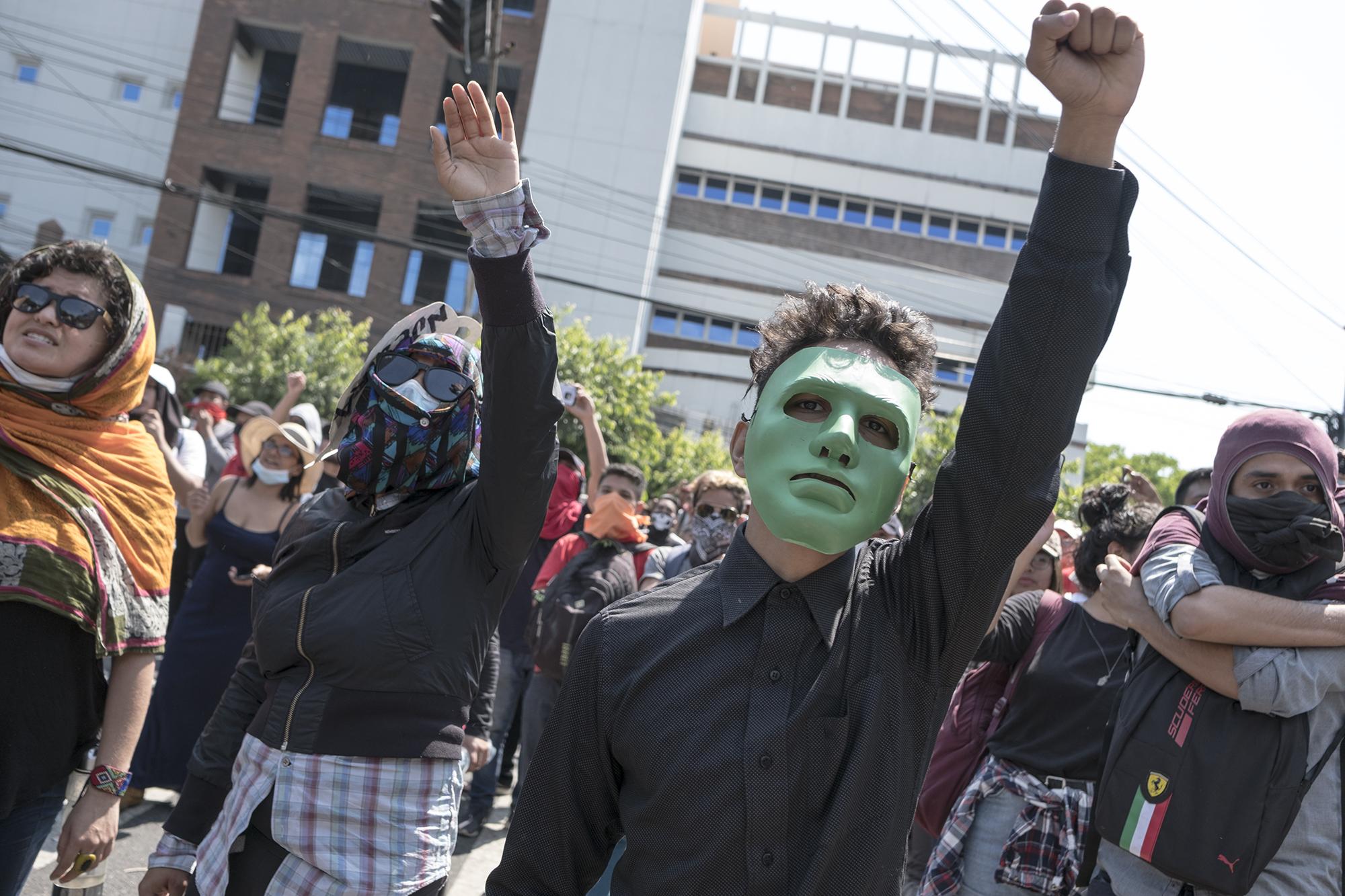 Al llegar al centro de gobierno, los manifestantes se concentraron sobre la Diagonal Universitaria, entre la Corte Suprema de Justicia y el Instituto de Medicina Legal, debido a que miembros de la Unidad de Mantenimiento del Orden (UMO) bloquearon el acceso a la Asamblea Legislativa con alambre razor. Foto: Fred Ramos