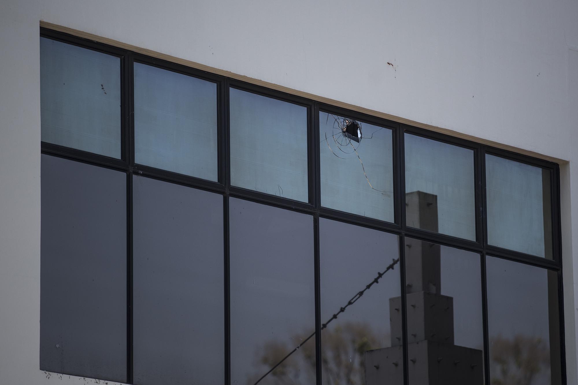 Las piedras dañaron ventanales del edificio de la Corte Suprema y vehículos de los empleados del Órgano Judicial. Foto: Víctor Peña.