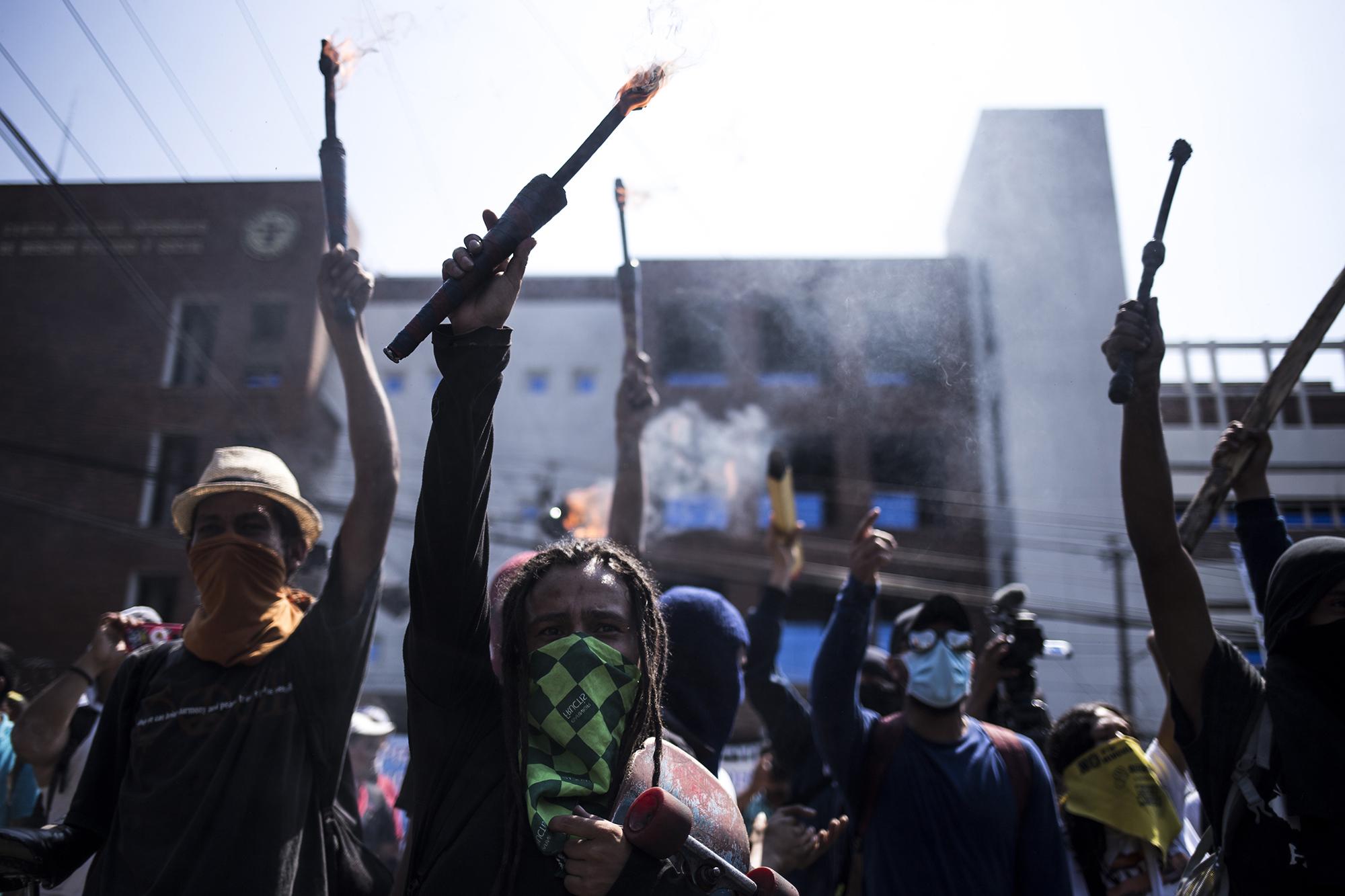 Los manifestantes fueron bloqueados por una barricada frente al Instituto de Medicina Legal, a unos 100 metros de la entrada de la Asamblea Legislativa. Hubo intentos por tirar la barricada. Foto: Víctor Peña.