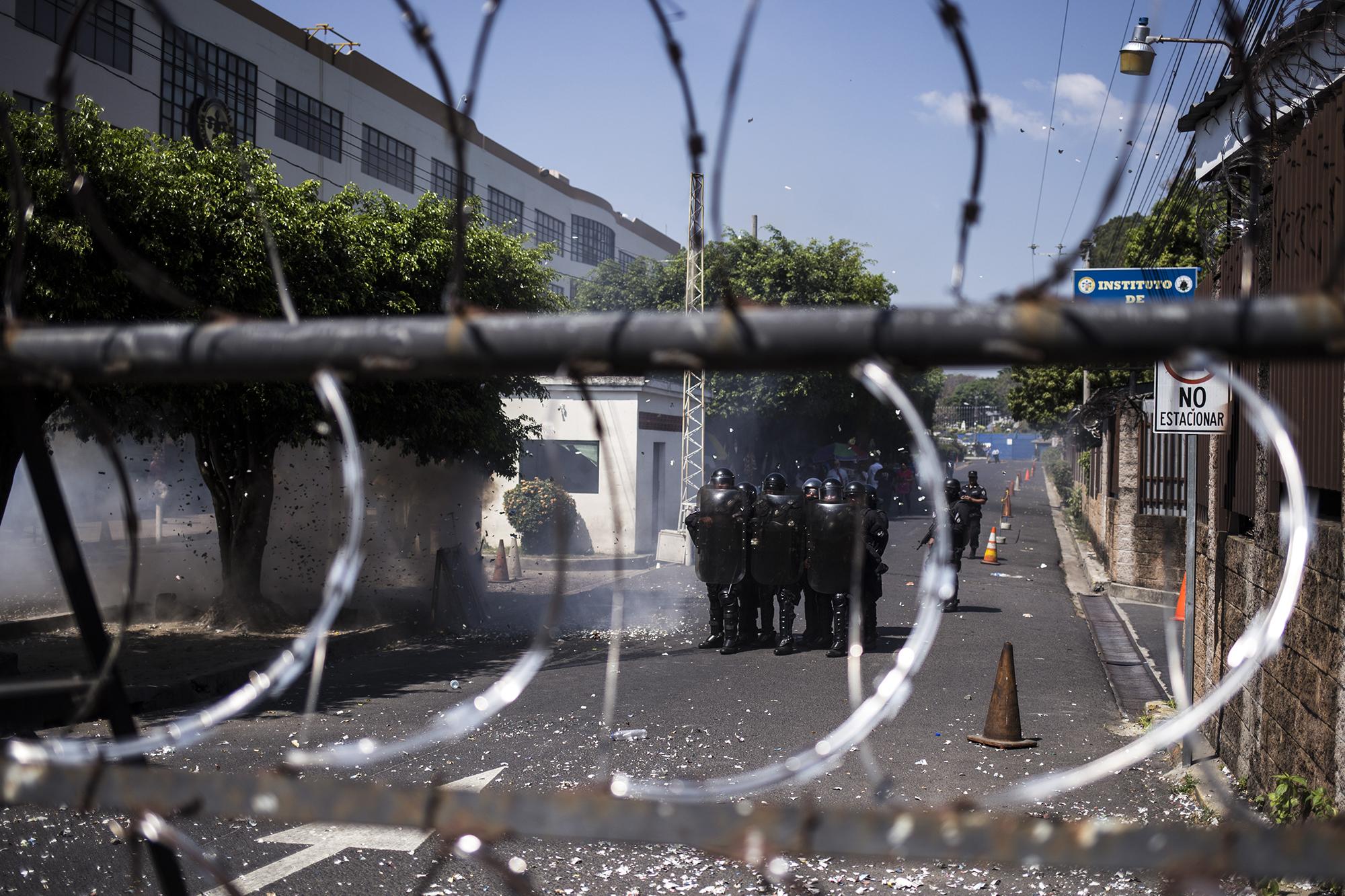 Agentes de la Unidad de Mantenimiento del Orden (UMO) fueron atacados con piedras, morteros y botellas durante media hora, aproximadamente. Algunos apuntaron para repeler la protesta. Dos bloques de policías custodiaban la calle que conduce directo al Salón Azul. Foto: Víctor Peña.