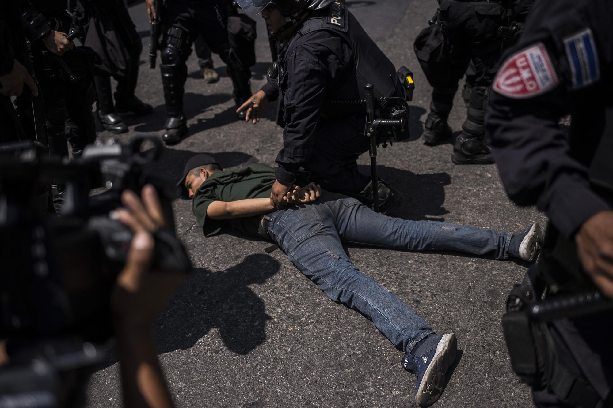 Una mayoría abandonó la protesta, después de que el rector de la Universidad de El Salvador los invitara a retirarse. Bryan Martínez dirigió un discurso a la policía sobre la importancia del agua. Solo, frente a la barricada, gritaba nombres de algunos agentes a quienes decía conocer. La Policía lo capturó cuando caminaba solo, y lo acusó de ser uno de los líderes de la marcha y uno de los protagonistas del grupo que lanzó piedras y dañó el edificio de la Corte Suprema de Justicia.