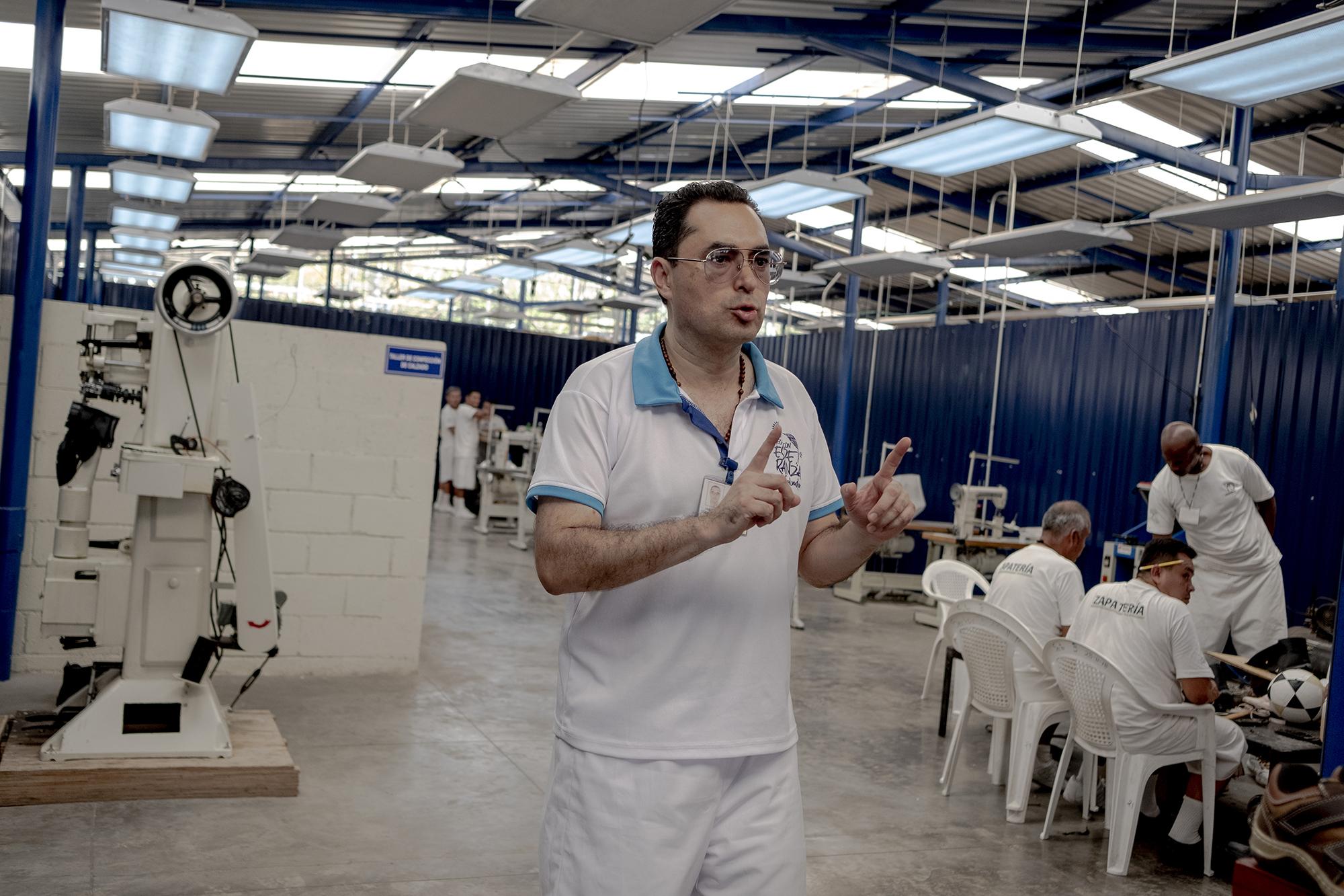 El expresidente de ANDA y exsecretario de Juventud, César Funes, cumple una condena de cinco años por el delito de lavado de dinero en el centro penal La Esperanza, mejor conocido como Mariona, donde ahora participa en el programa de reinserción Yo Cambio. Funes colabora en tareas administrativas y también verifica los estándares de calidad de los productos que se elaboran en los diferentes talleres.