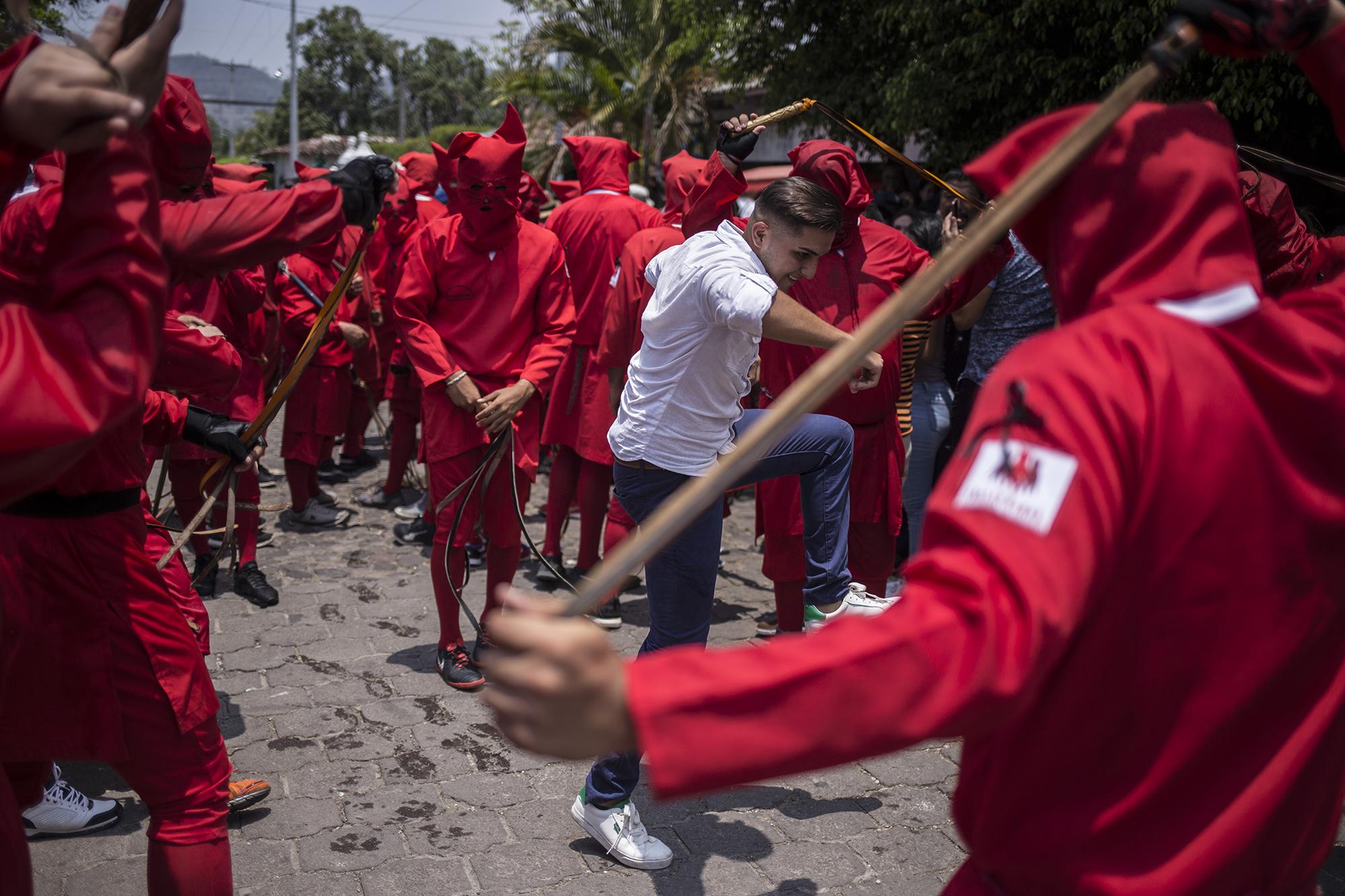 Los hombres endiablados se pasean durante tres horas para repartir latigazos.